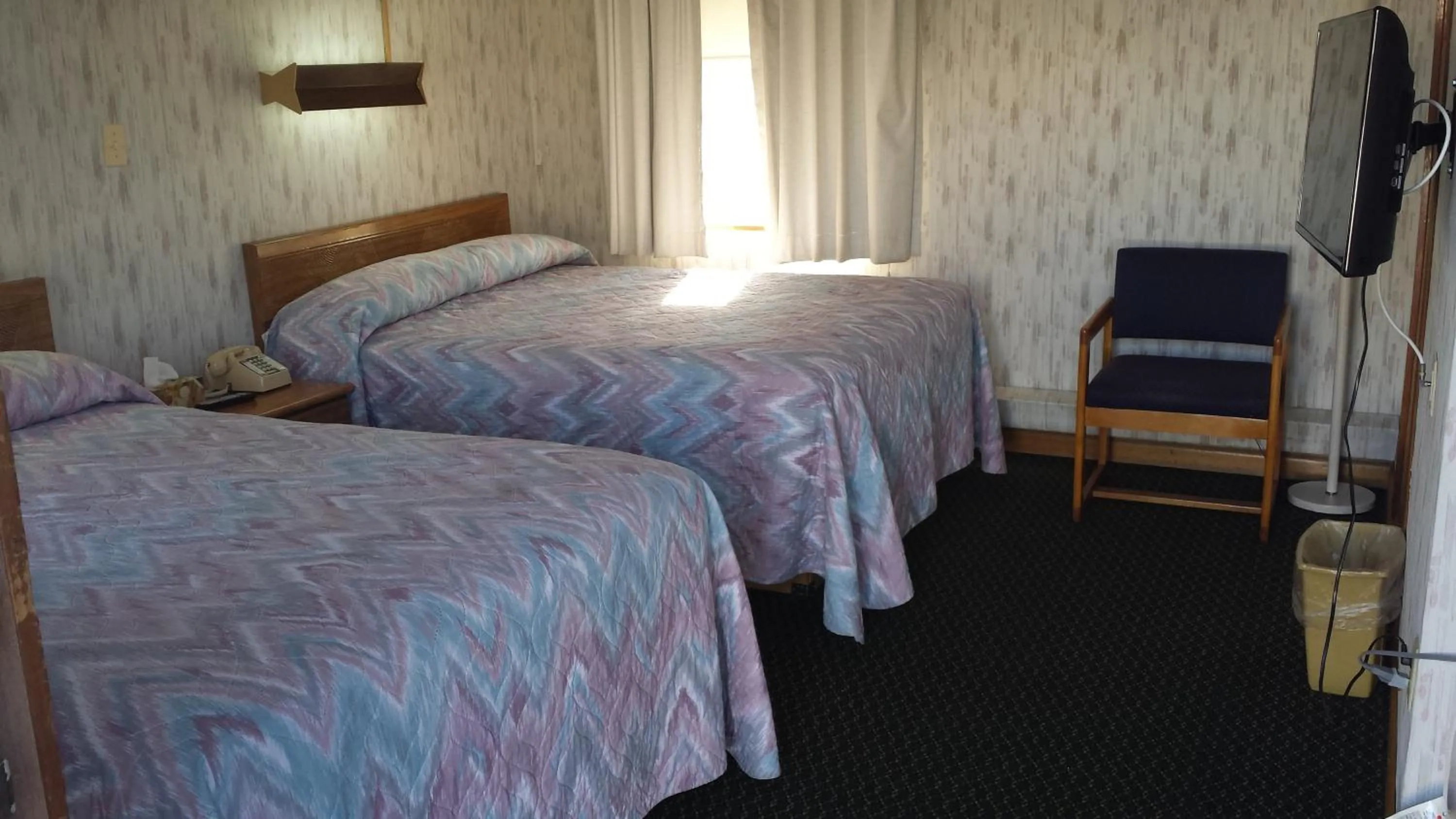 Photo of the whole room, Bed in Sunset Inn
