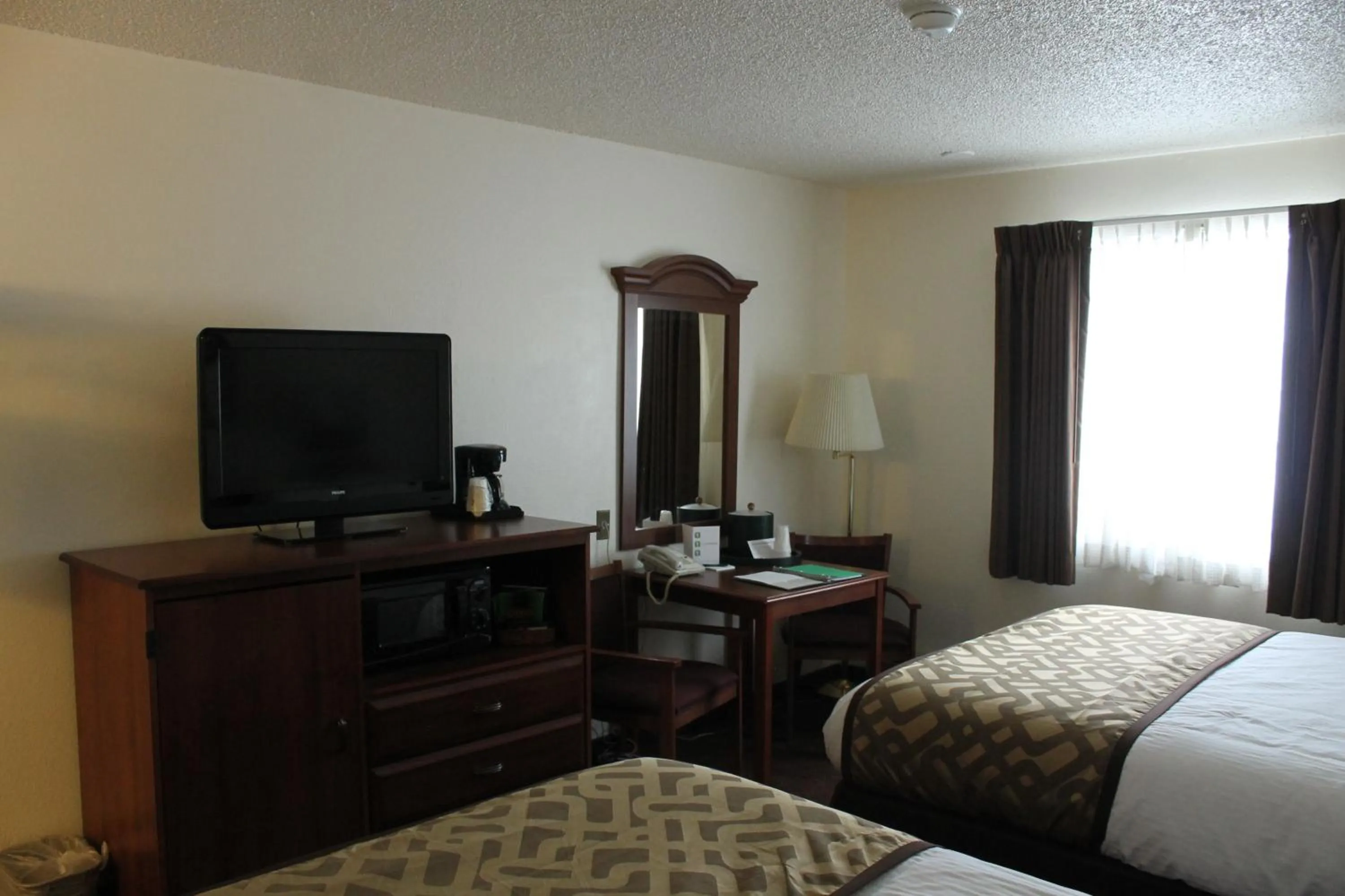 Communal lounge/ TV room, Bed in Lone Tree Inn