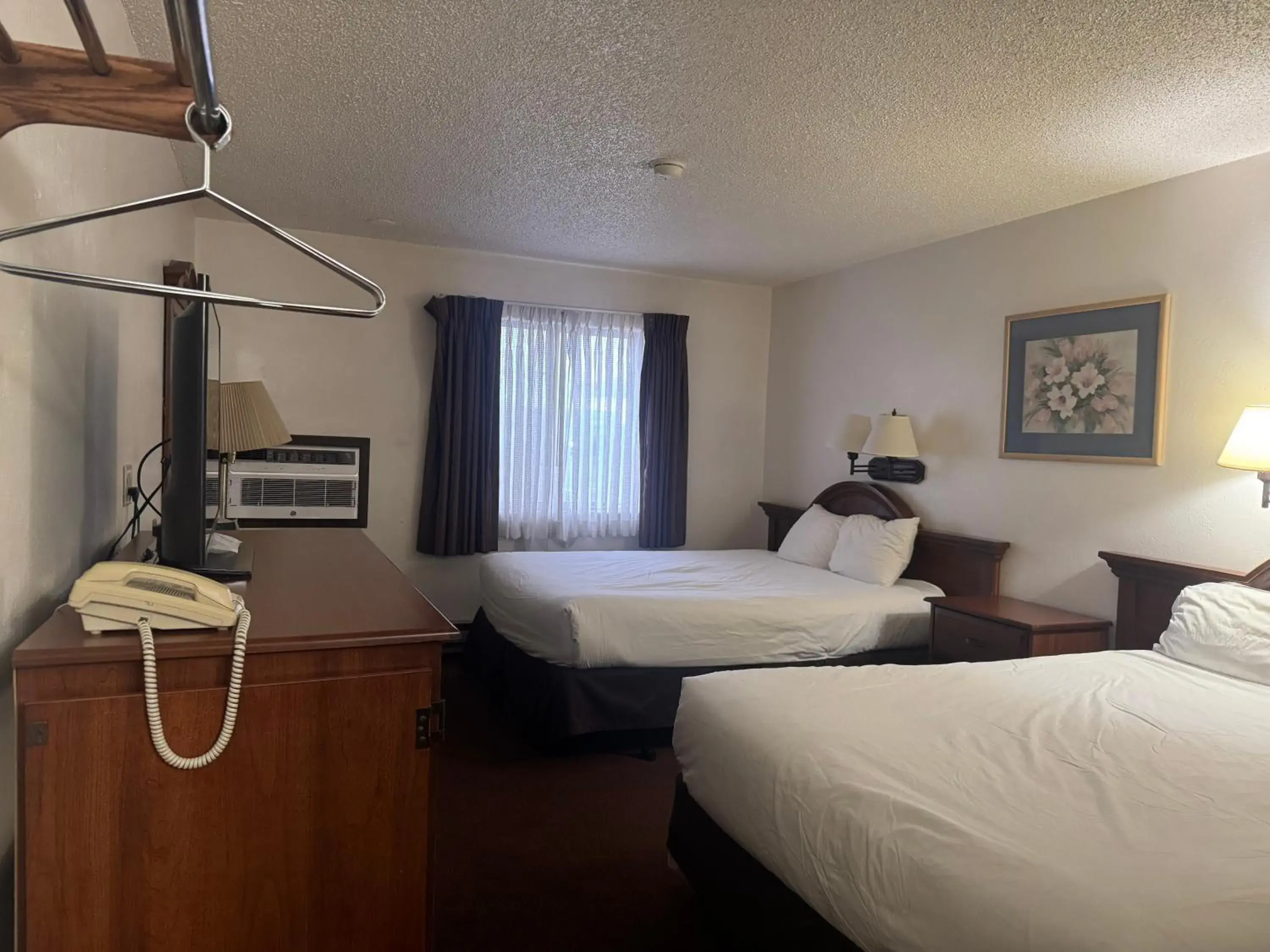 Bedroom, Bed in Lone Tree Inn Bedroom, Bed in Lone Tree Inn