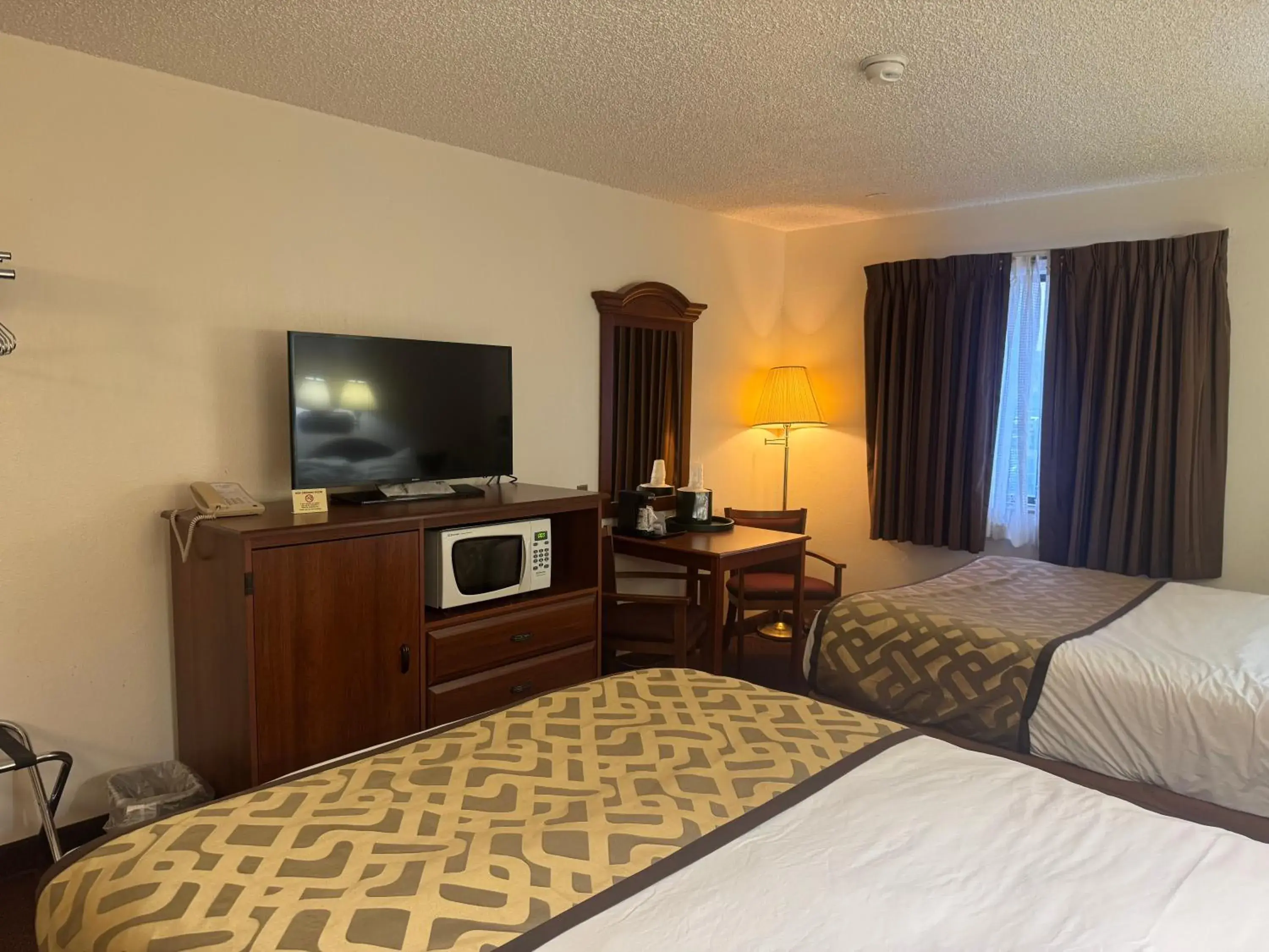 Bedroom, Bed in Lone Tree Inn Bedroom, Bed in Lone Tree Inn