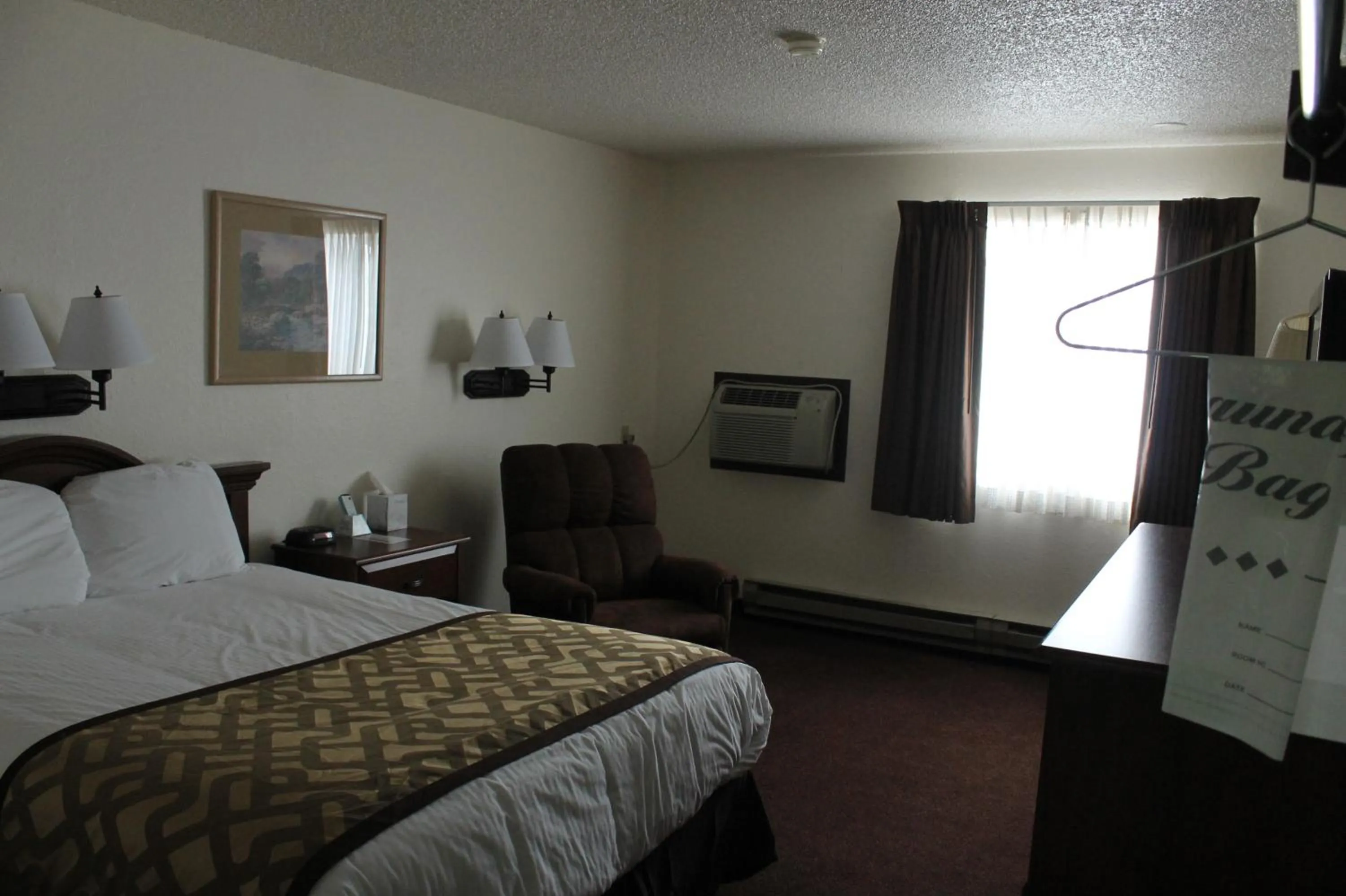 Photo of the whole room, Bed in Lone Tree Inn