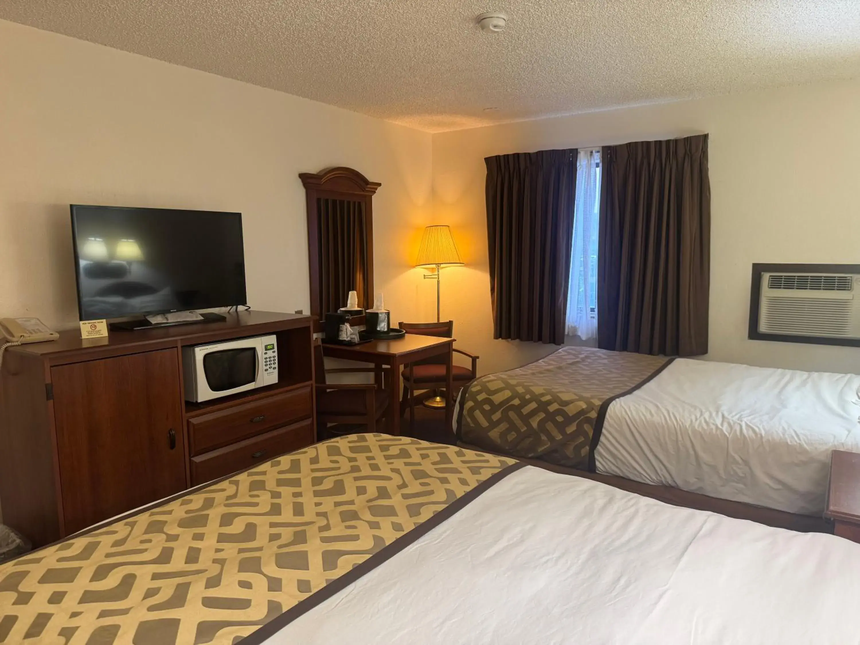 Bedroom, Bed in Lone Tree Inn Bedroom, Bed in Lone Tree Inn