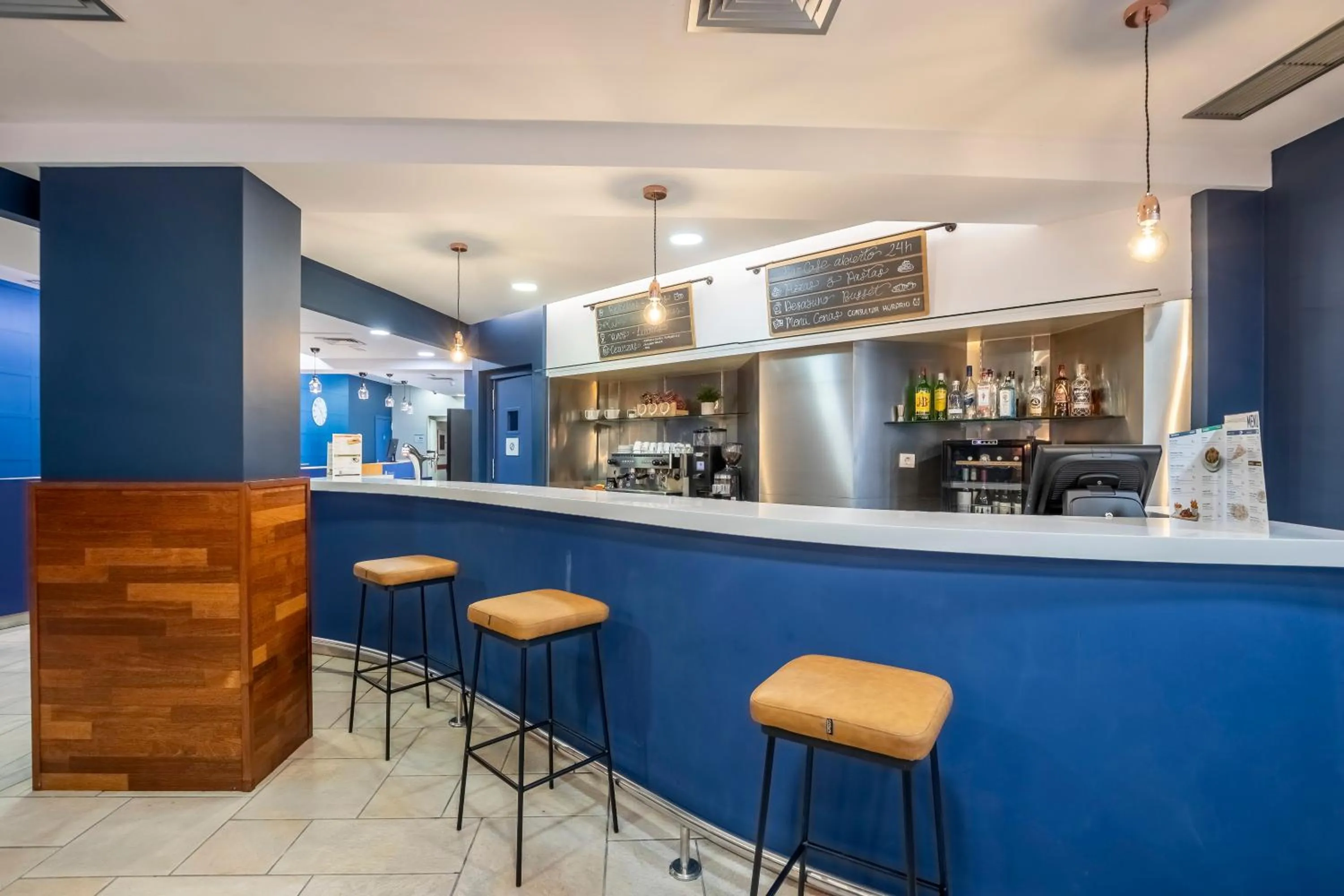Lounge or bar in Travelodge Murcia