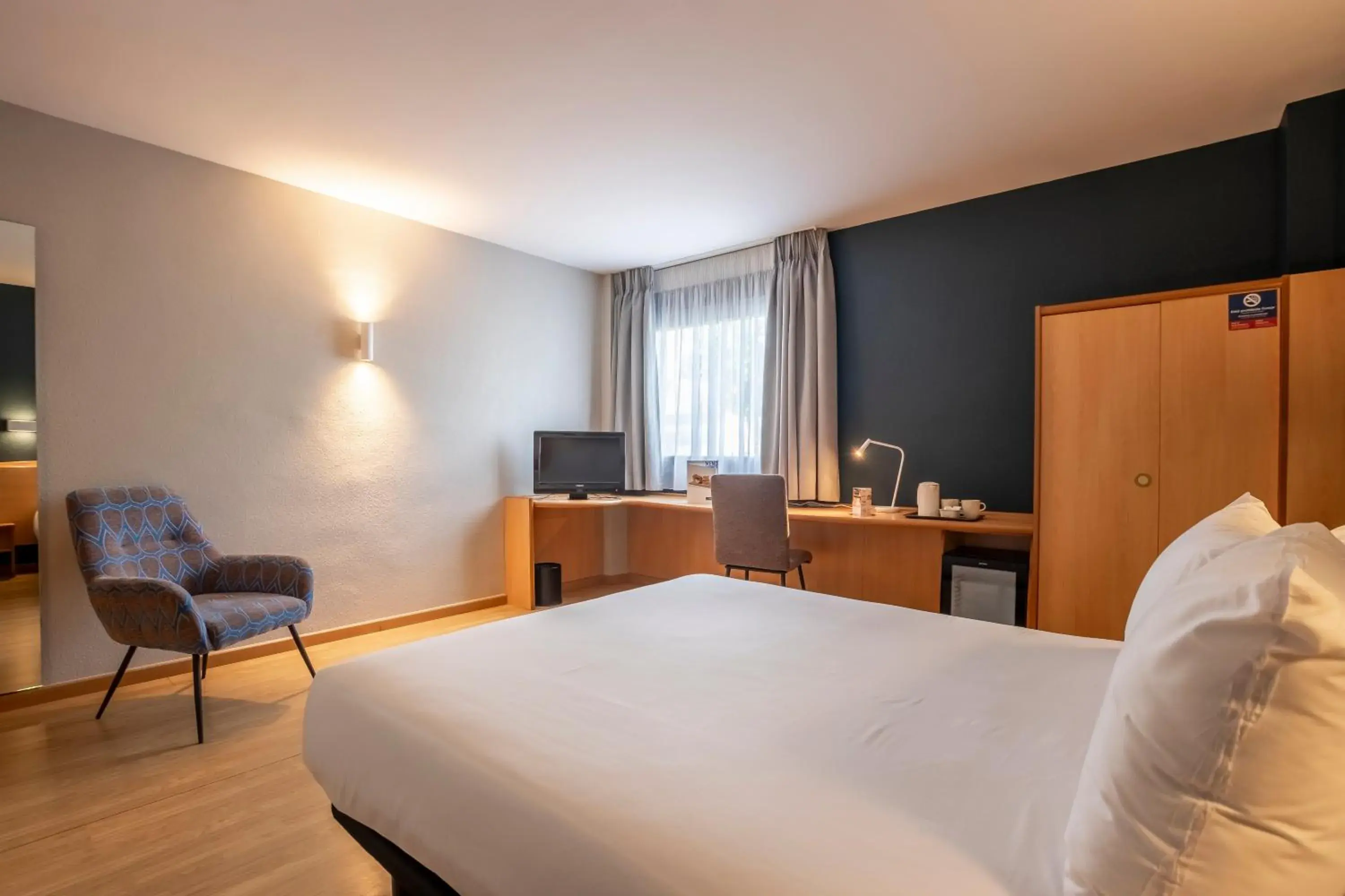 Photo of the whole room, Bed in Travelodge Murcia Photo of the whole room, Bed in Travelodge Murcia