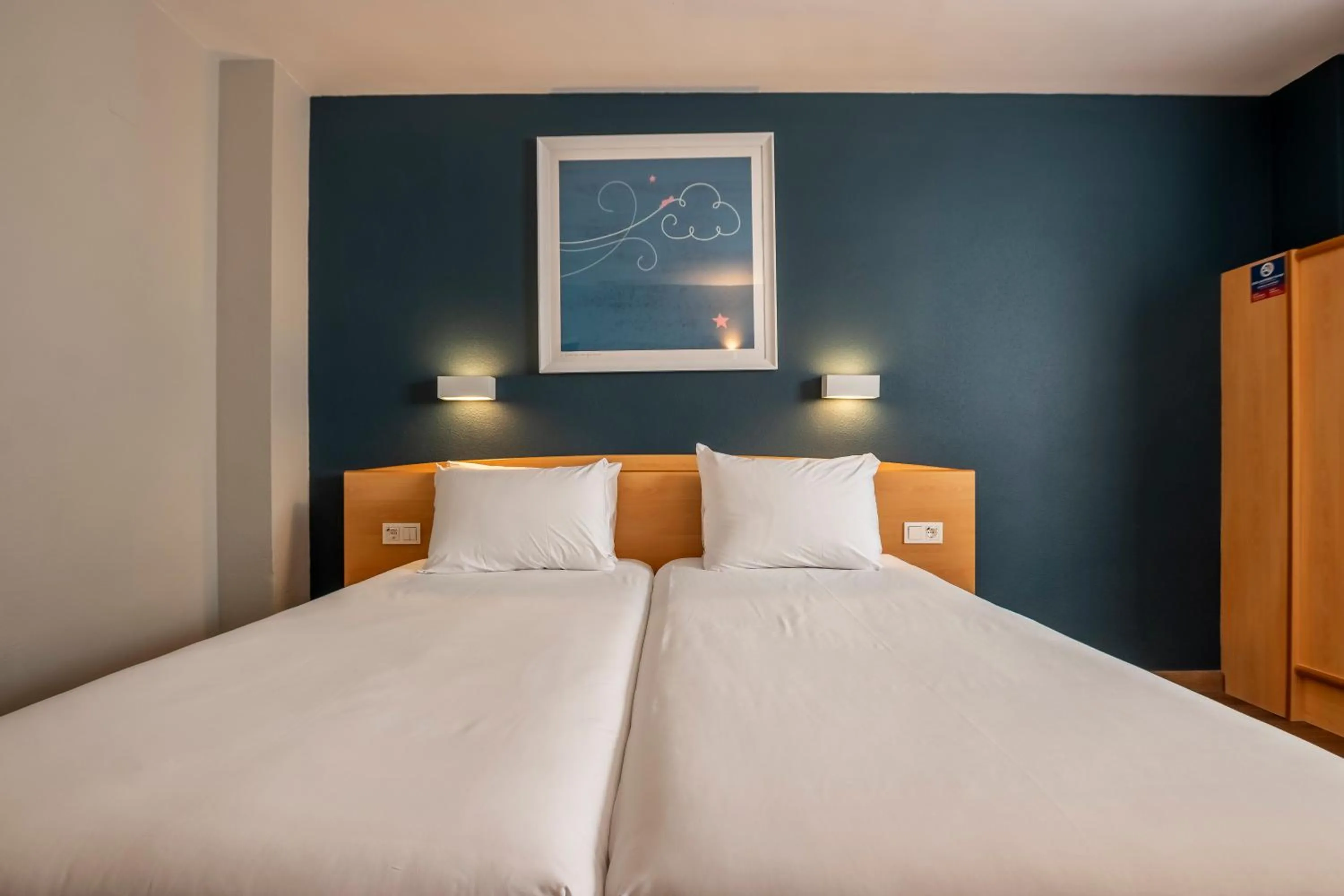 Photo of the whole room, Bed in Travelodge Murcia