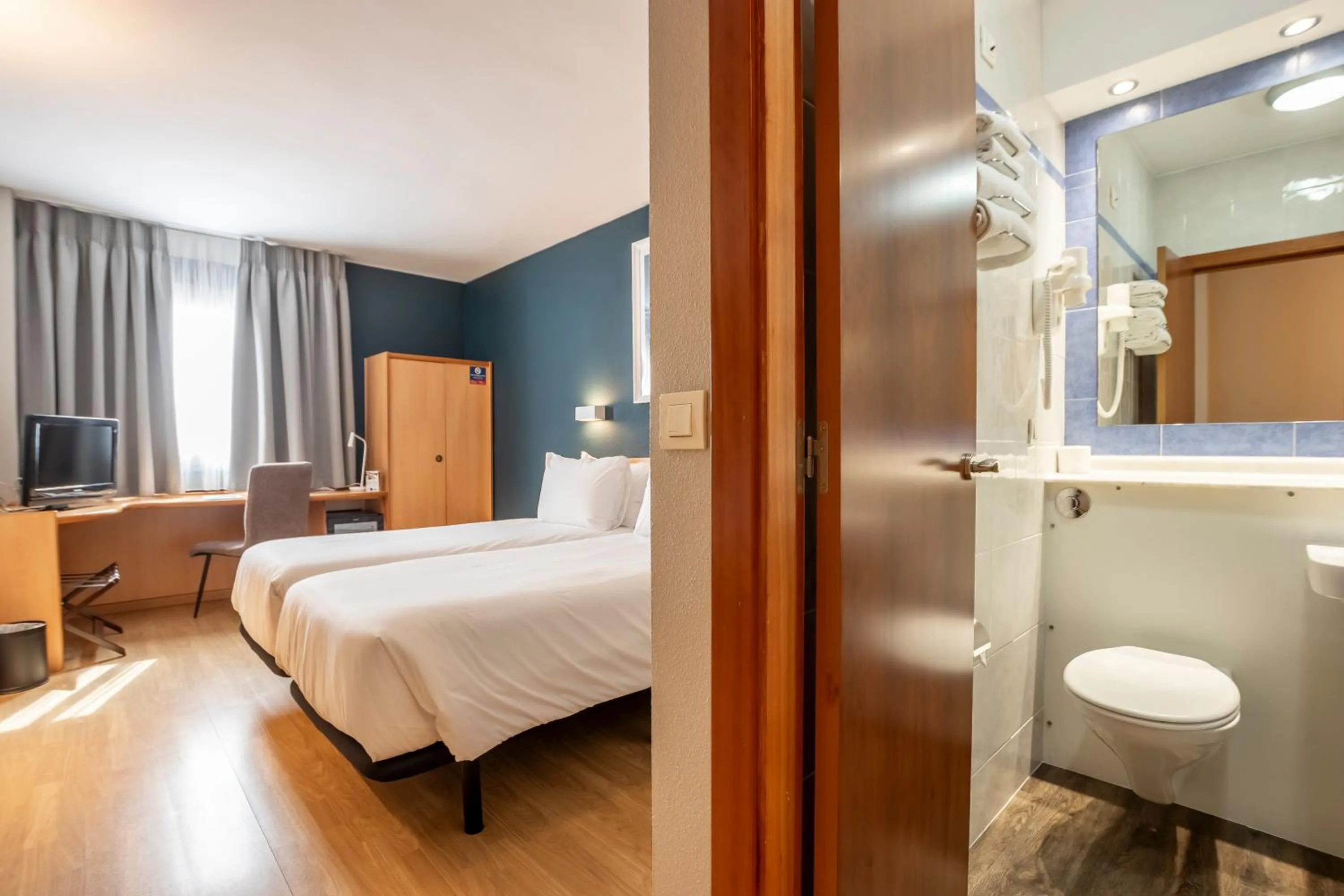 Photo of the whole room, Bed in Travelodge Murcia