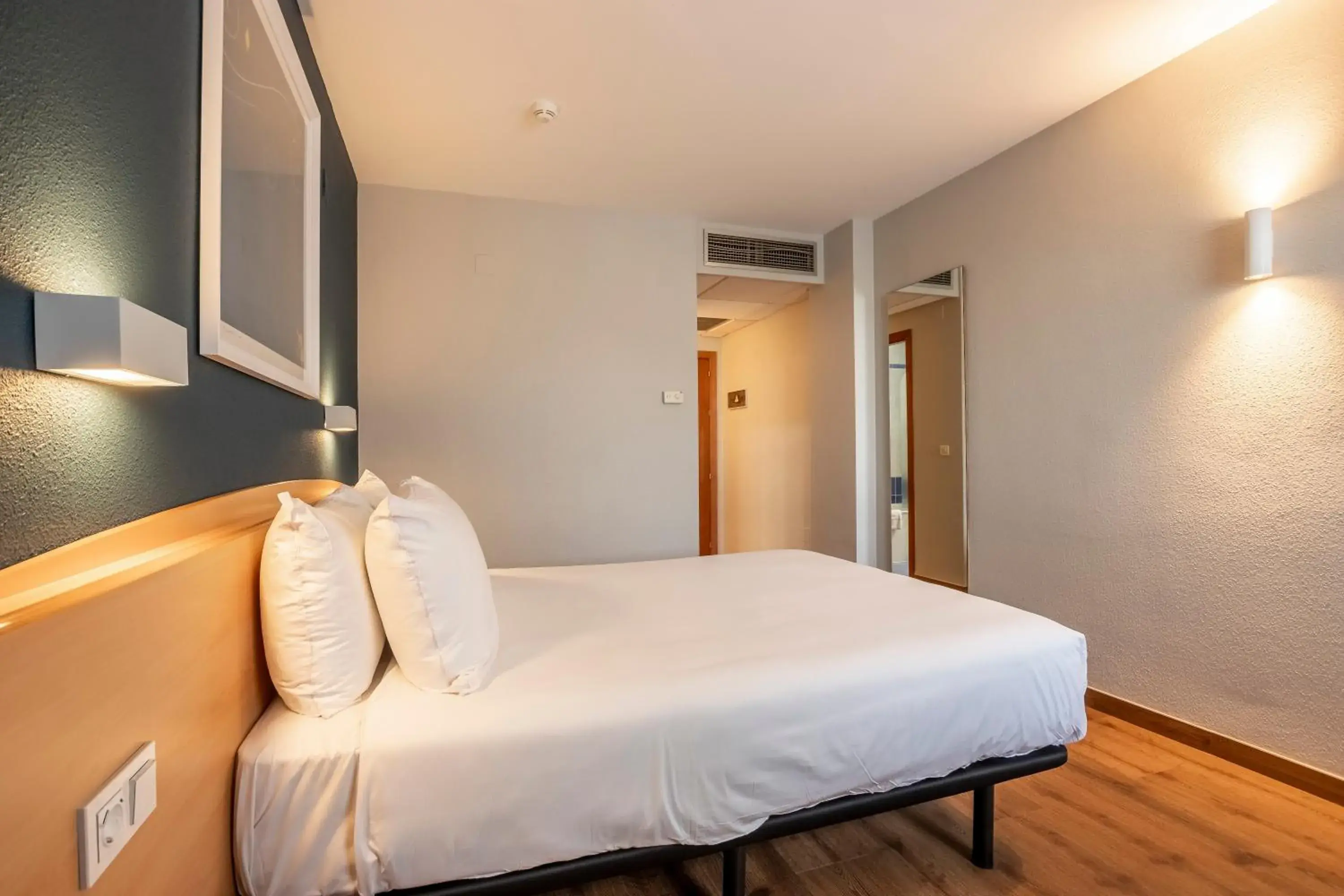 Photo of the whole room, Bed in Travelodge Murcia Photo of the whole room, Bed in Travelodge Murcia