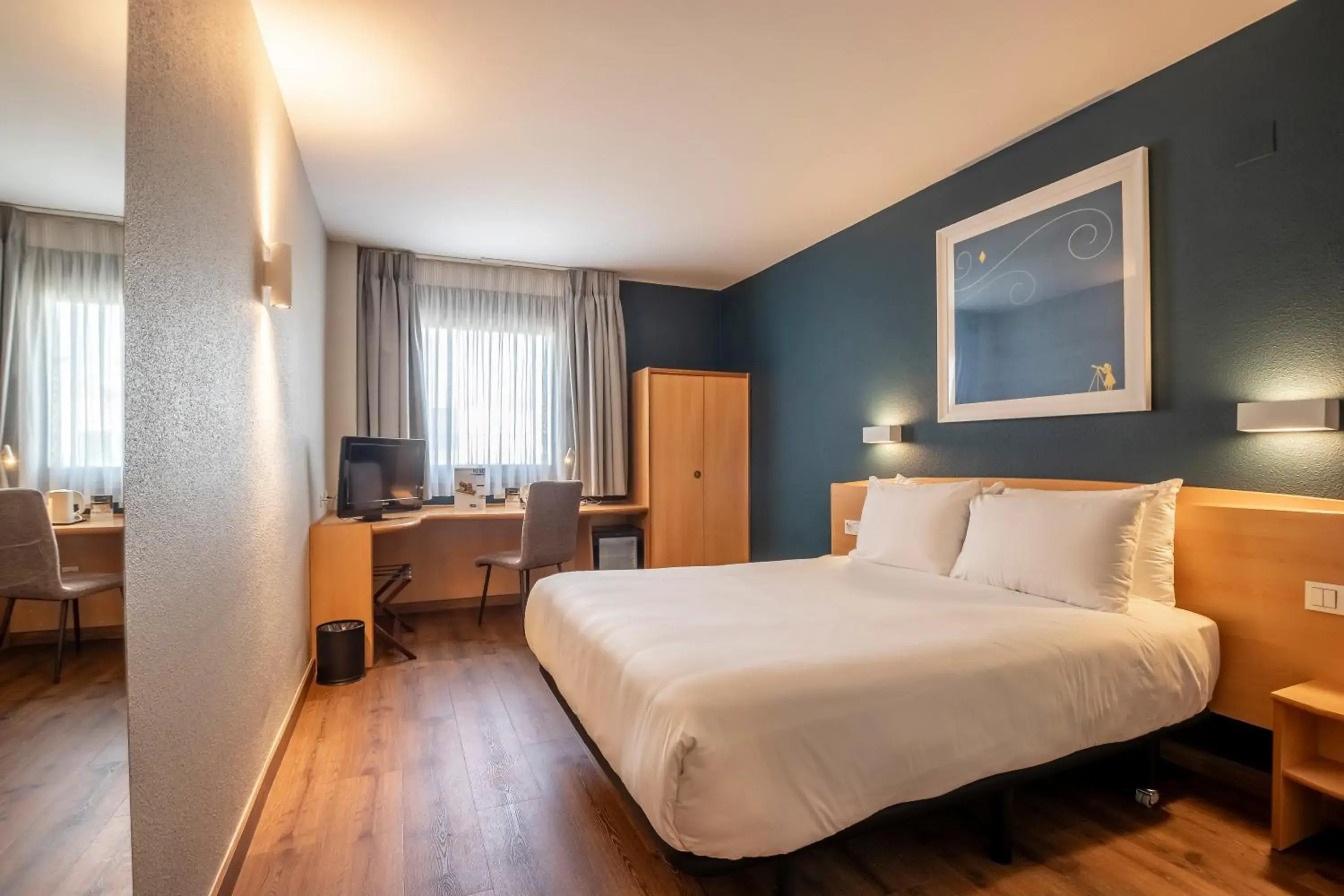 Photo of the whole room, Bed in Travelodge Murcia Photo of the whole room, Bed in Travelodge Murcia