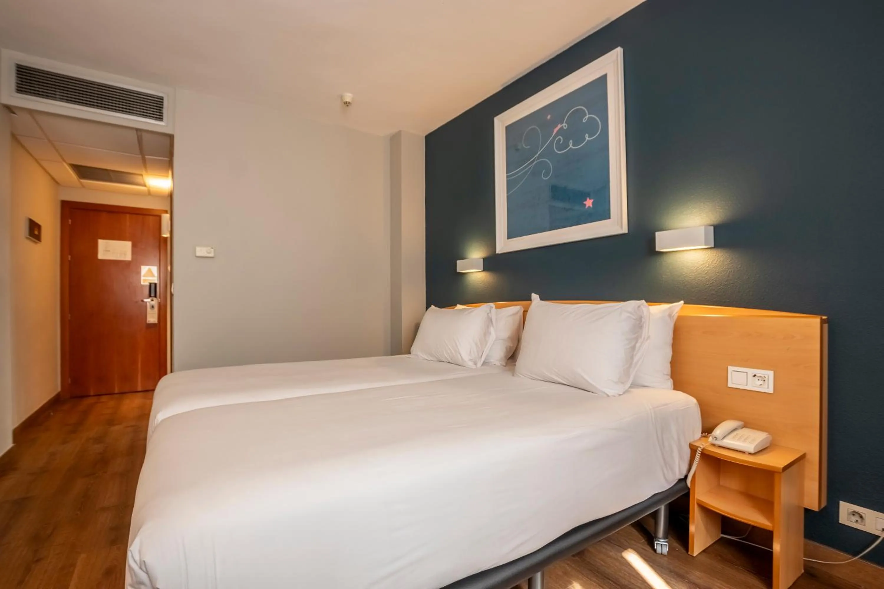 Photo of the whole room, Bed in Travelodge Murcia