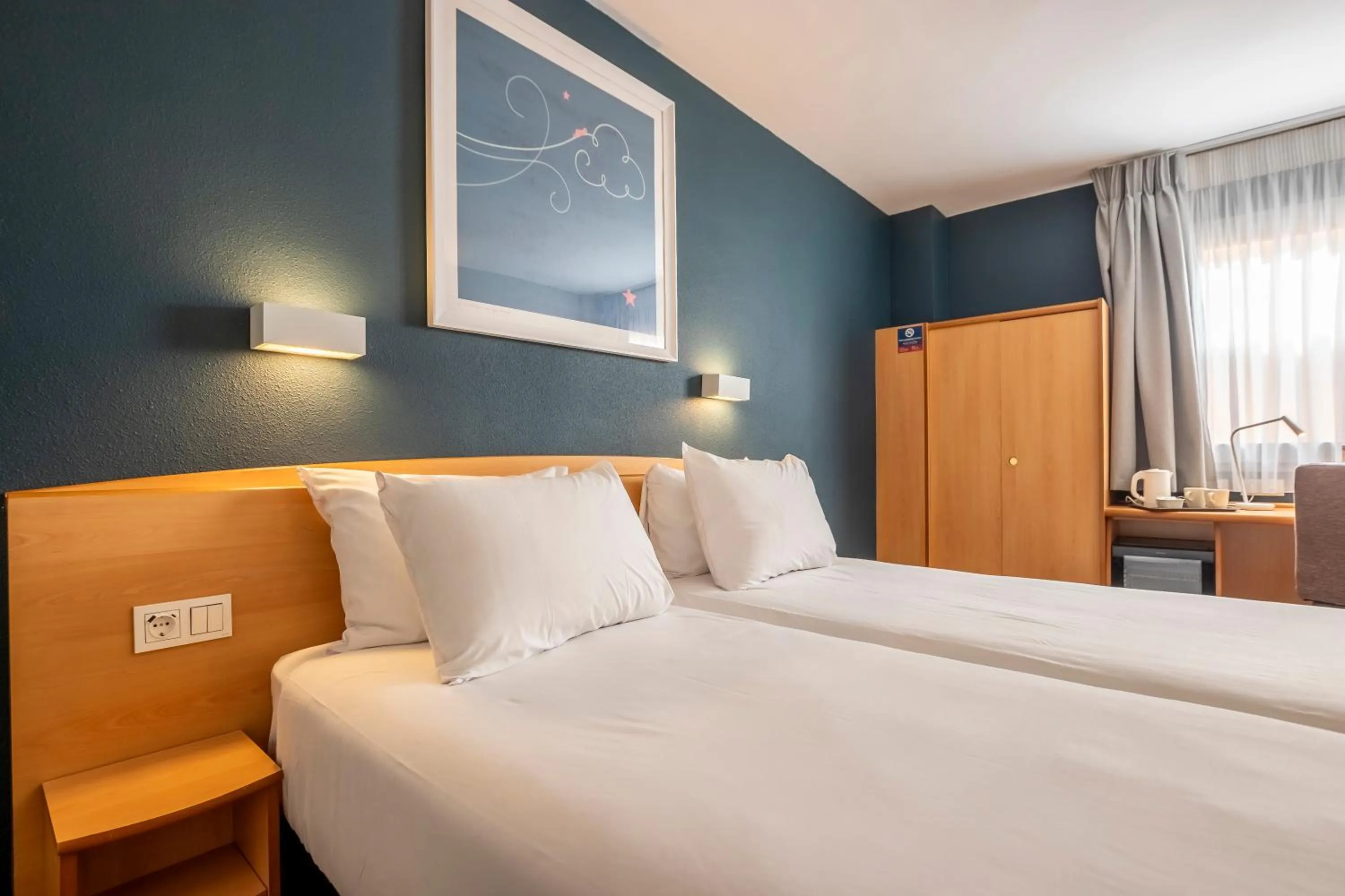 Photo of the whole room, Bed in Travelodge Murcia