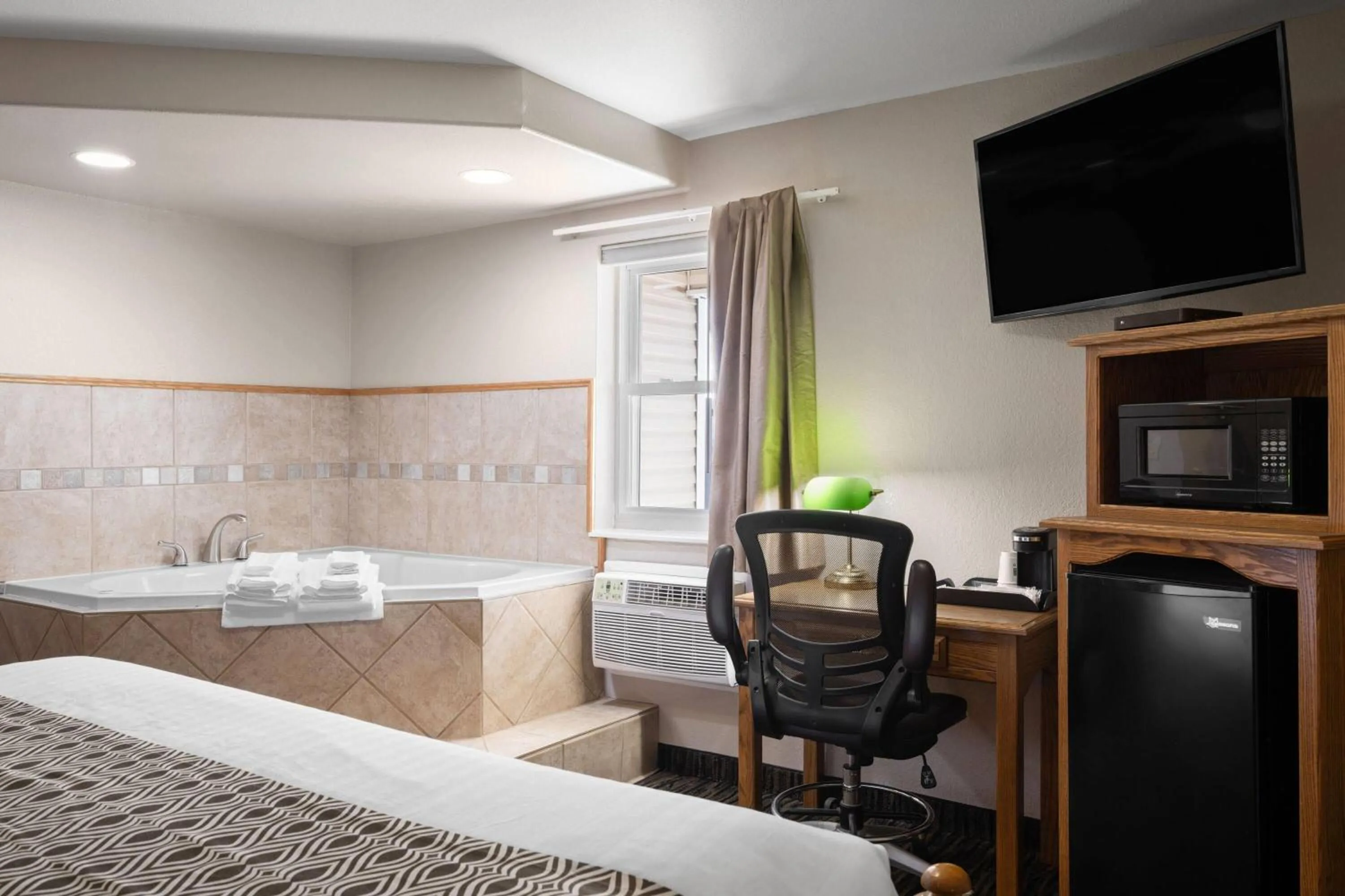 Bath, Bed in Super 8 by Wyndham Lewistown