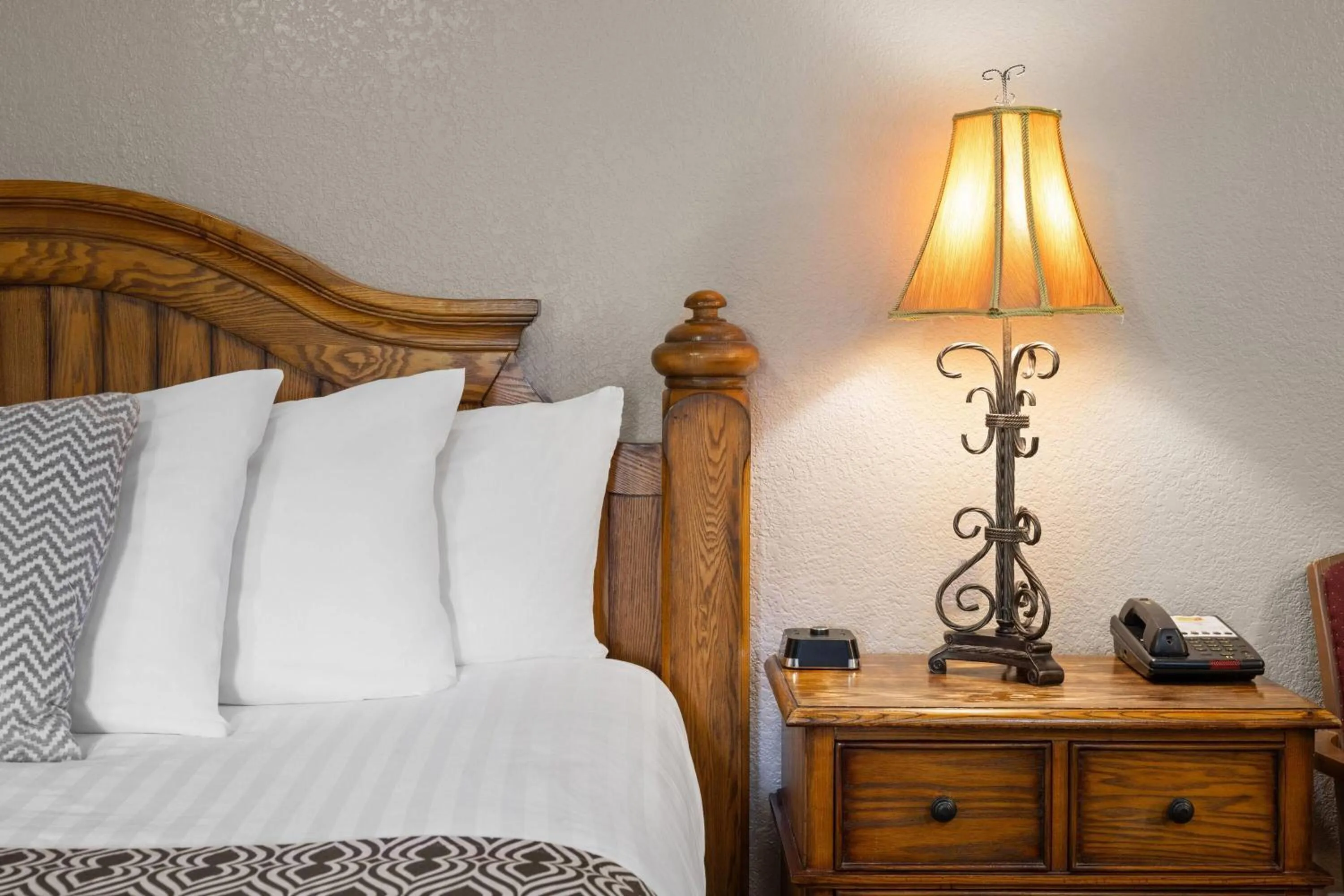 Bath, Bed in Super 8 by Wyndham Lewistown