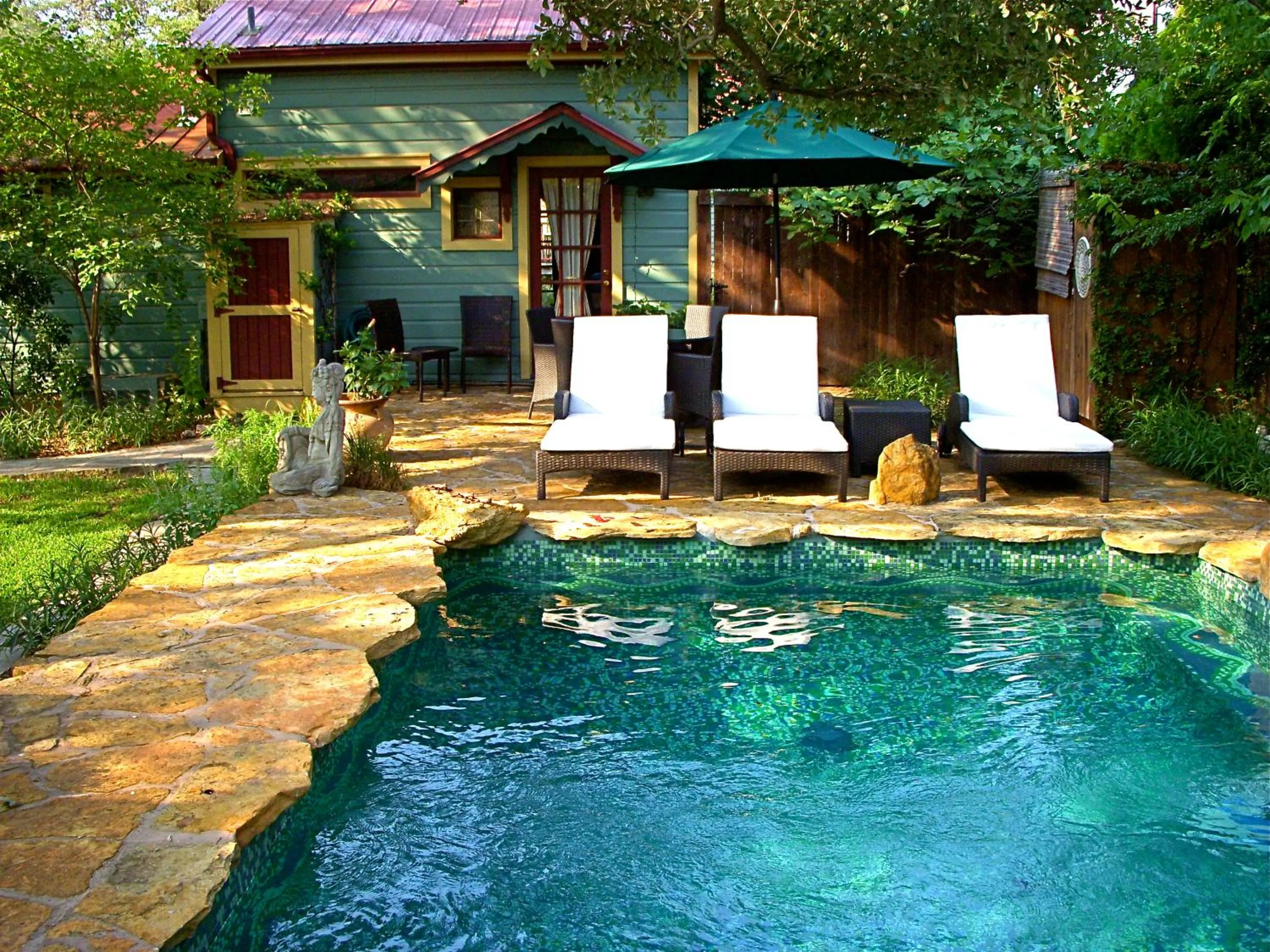 Swimming pool in Park Lane Guest House