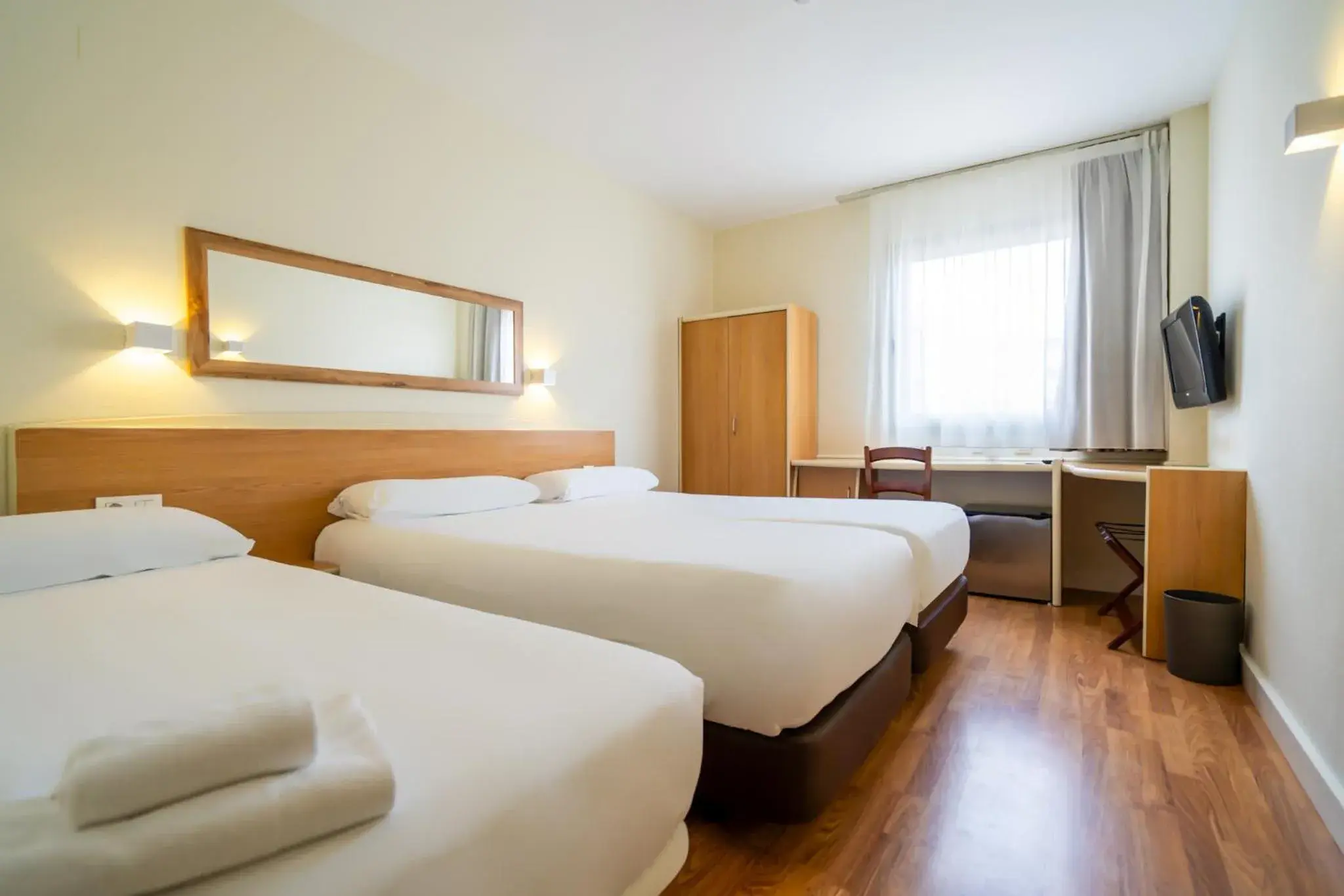 Triple Room in Hotel YIT Ciudad de Elche Triple Room in Hotel YIT Ciudad de Elche