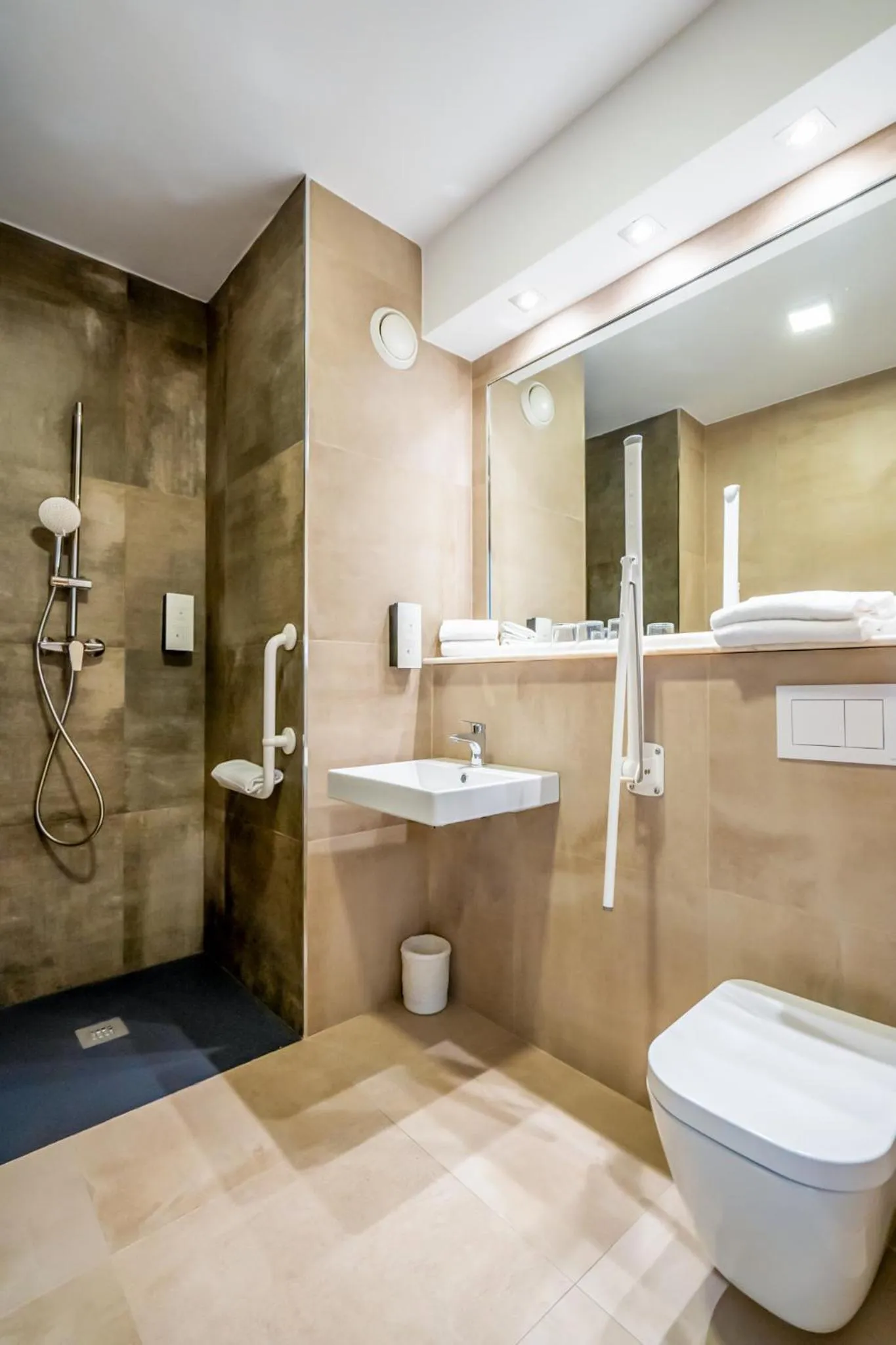 Shower in Hotel YIT Ciudad de Elche