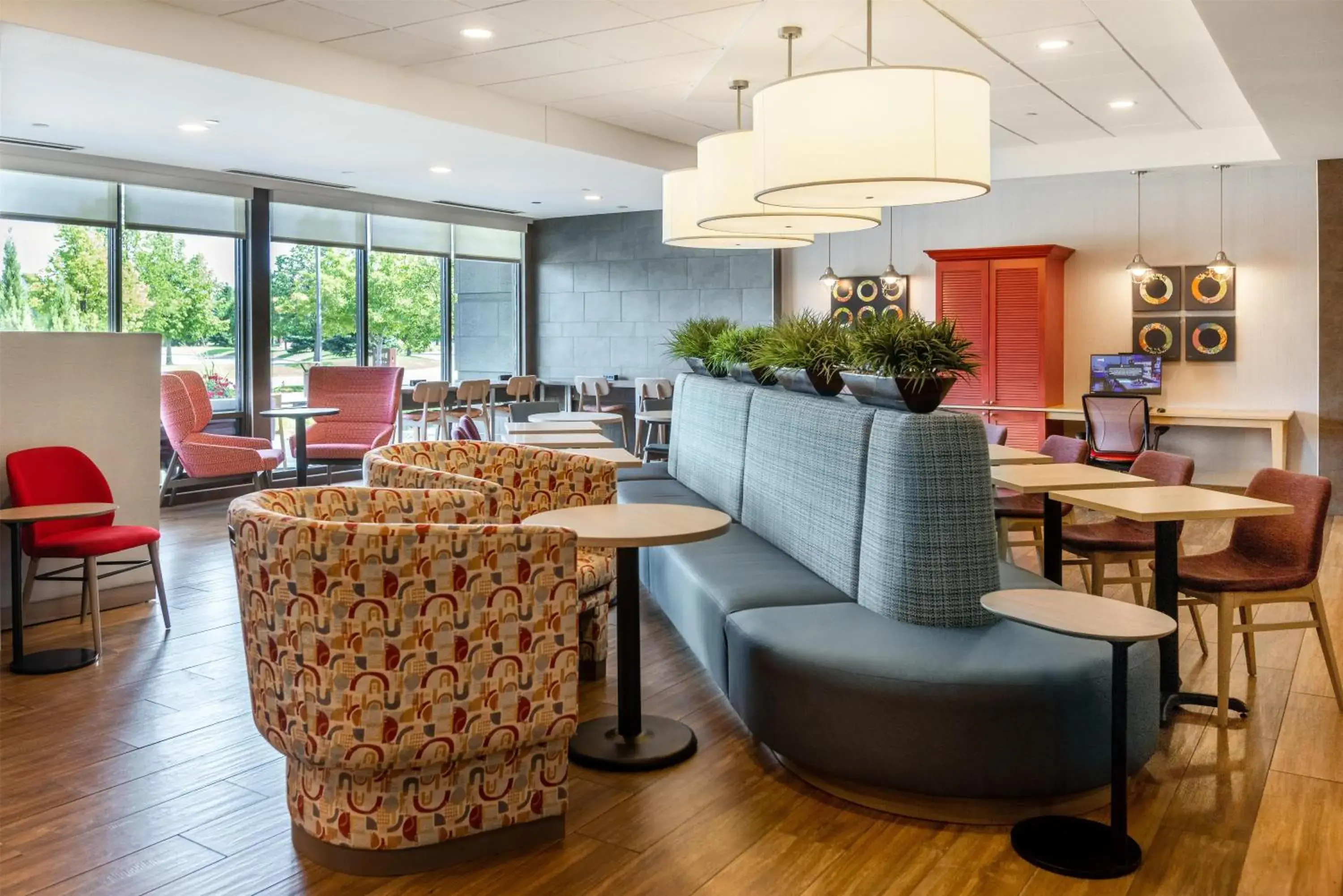 Breakfast in Home2 Suites by Hilton Fargo Breakfast in Home2 Suites by Hilton Fargo