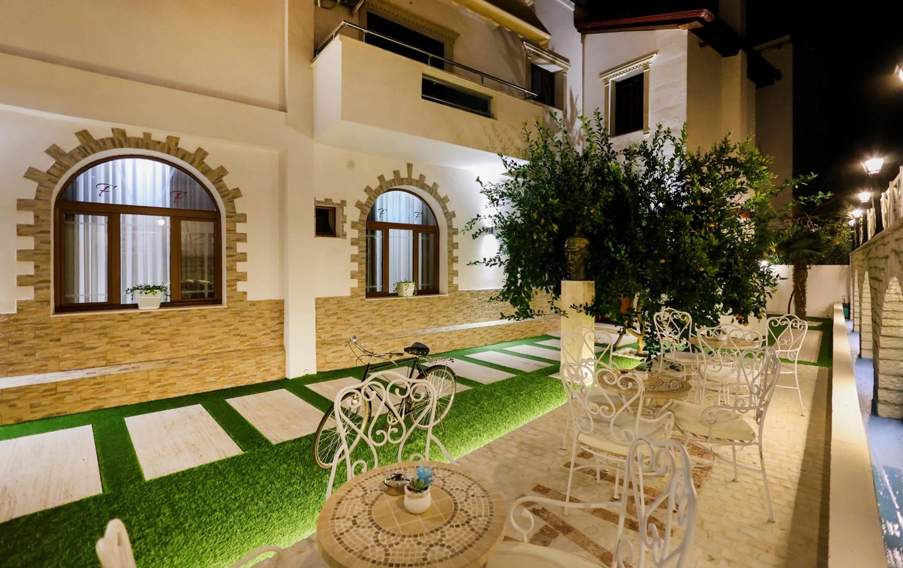 Patio in Hotel Mimani