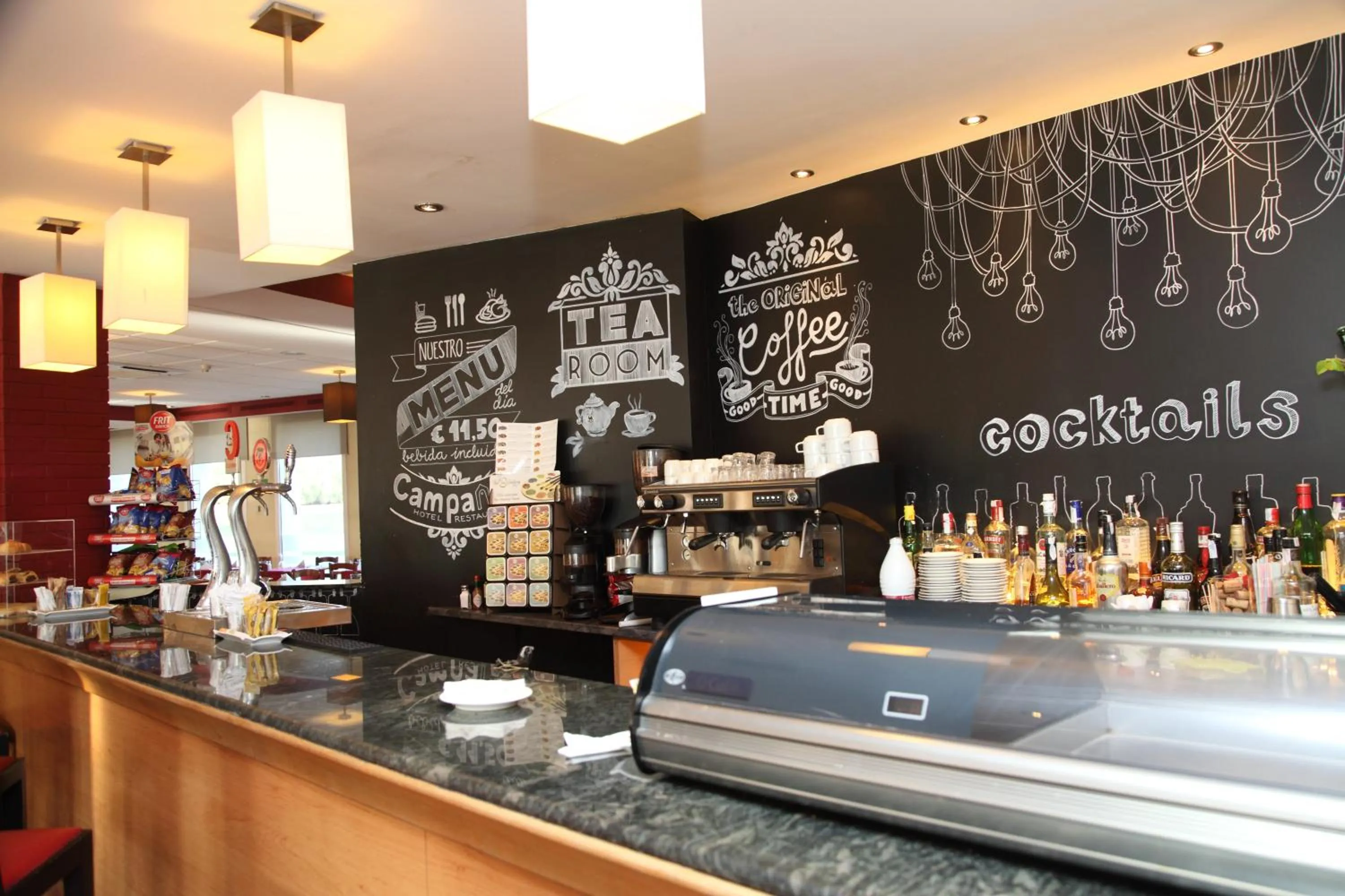 Lounge or bar in Travelodge Barcelona del Vallés