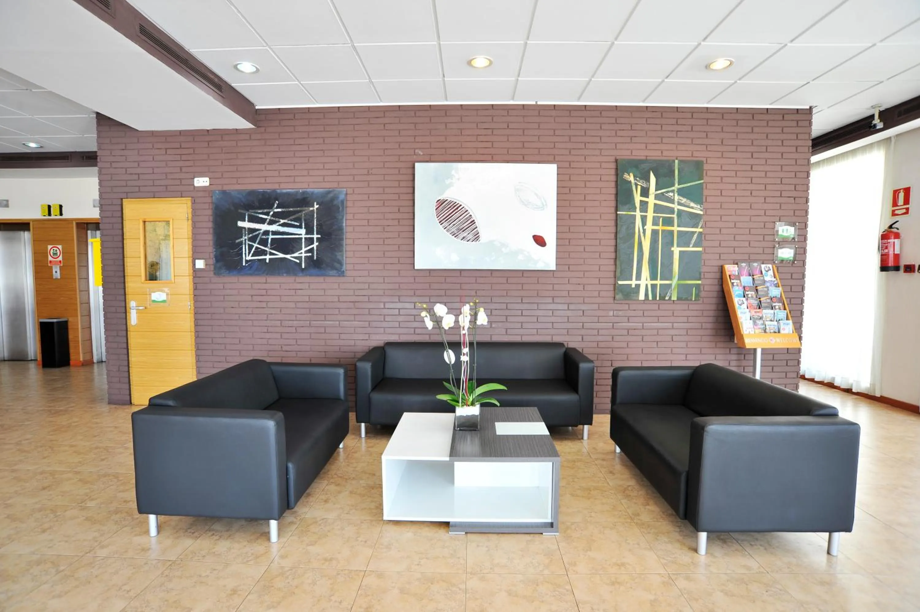 Lobby or reception in Travelodge Barcelona del Vallés