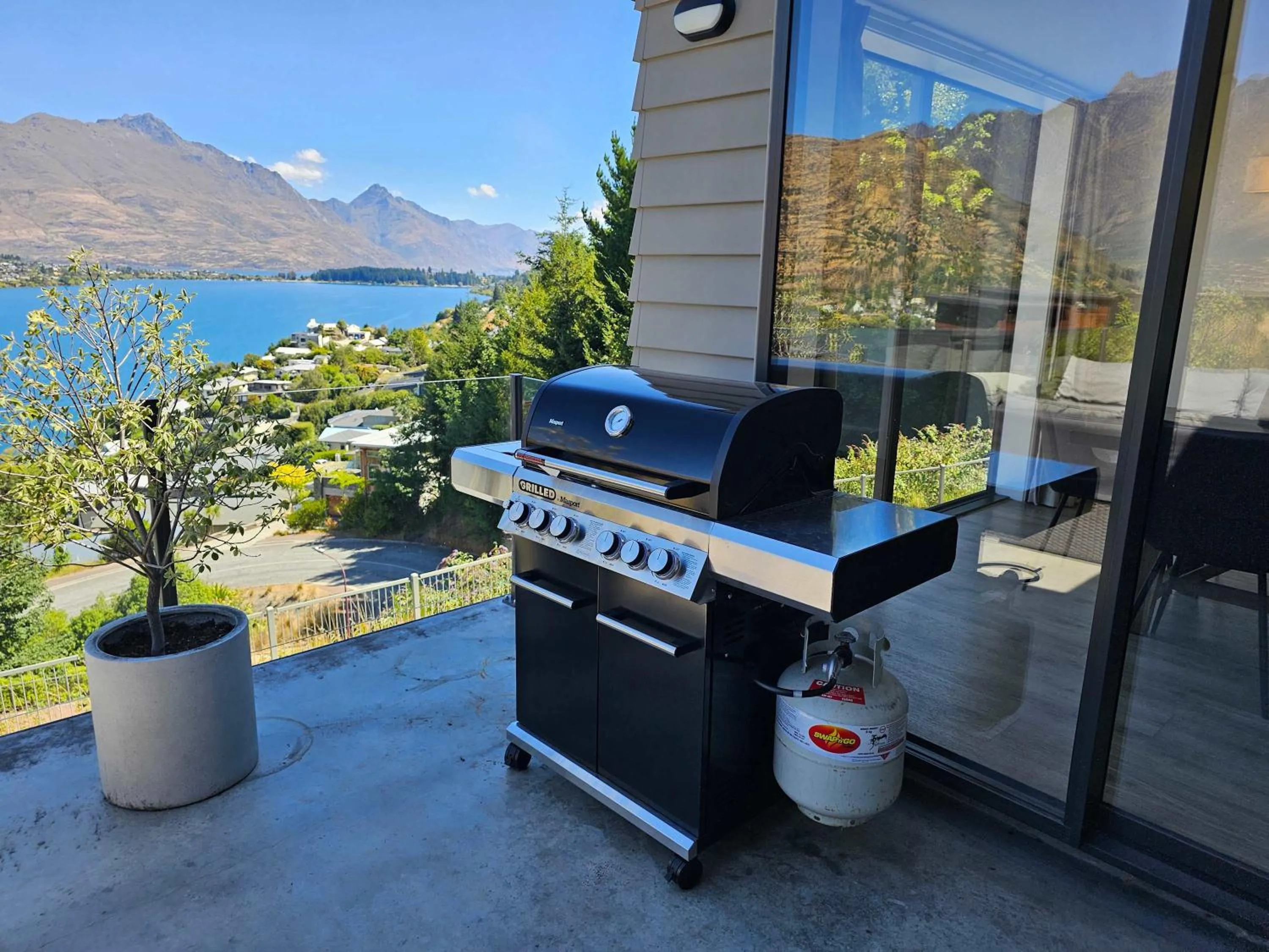 Stunning Views - Queenstown Townhouse