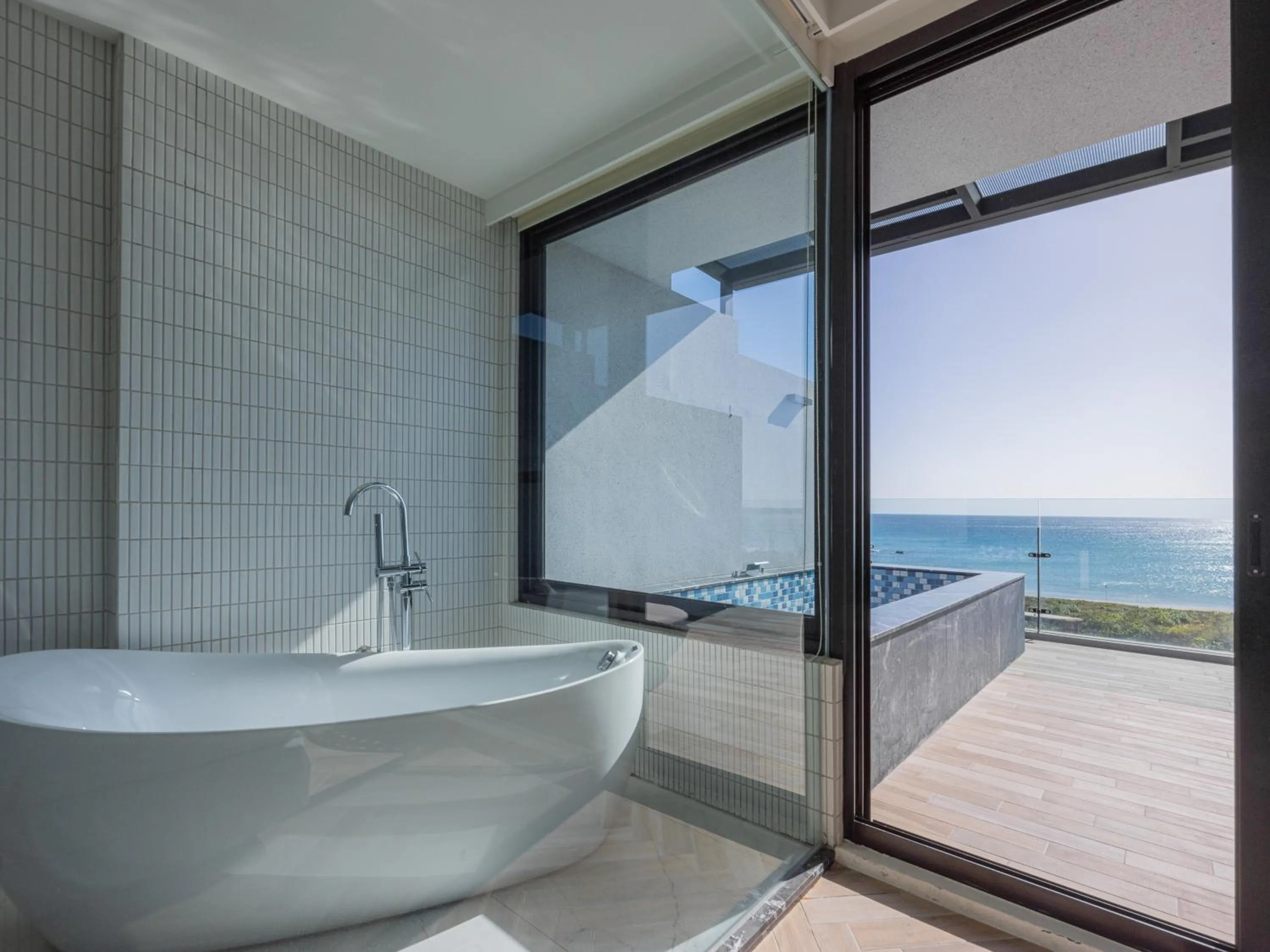 Bath in Kenting Sea Wall 130