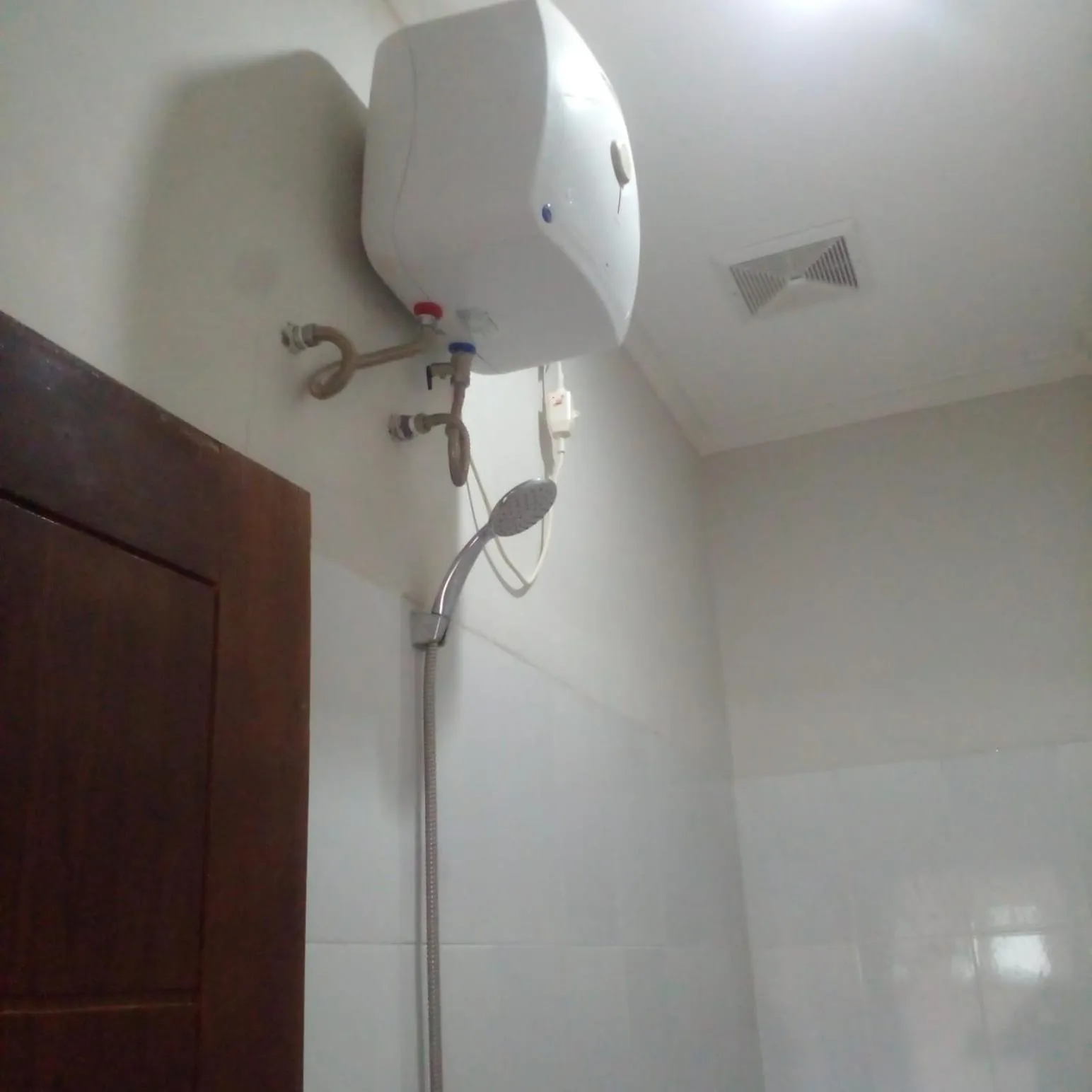 Shower in Lembunai Home Stay