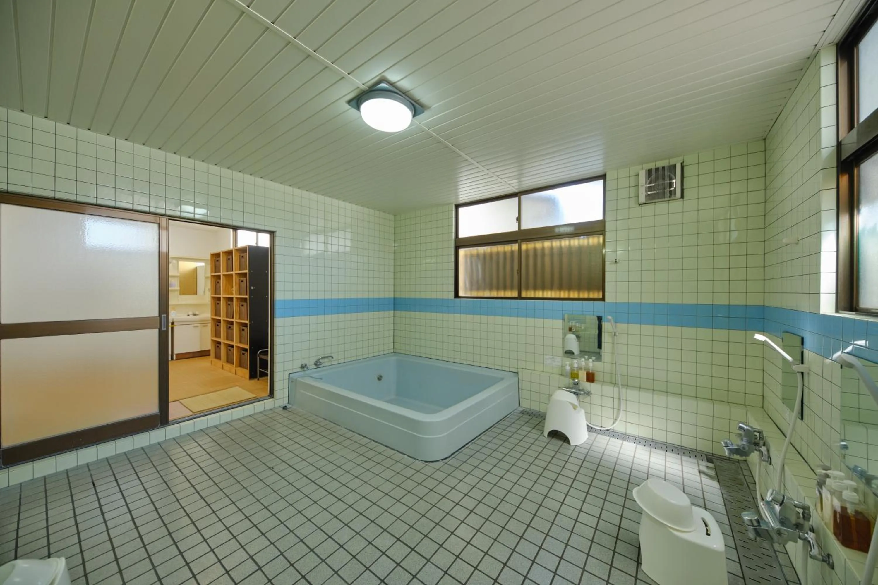 Shower in Fuyo Sankyo Enka