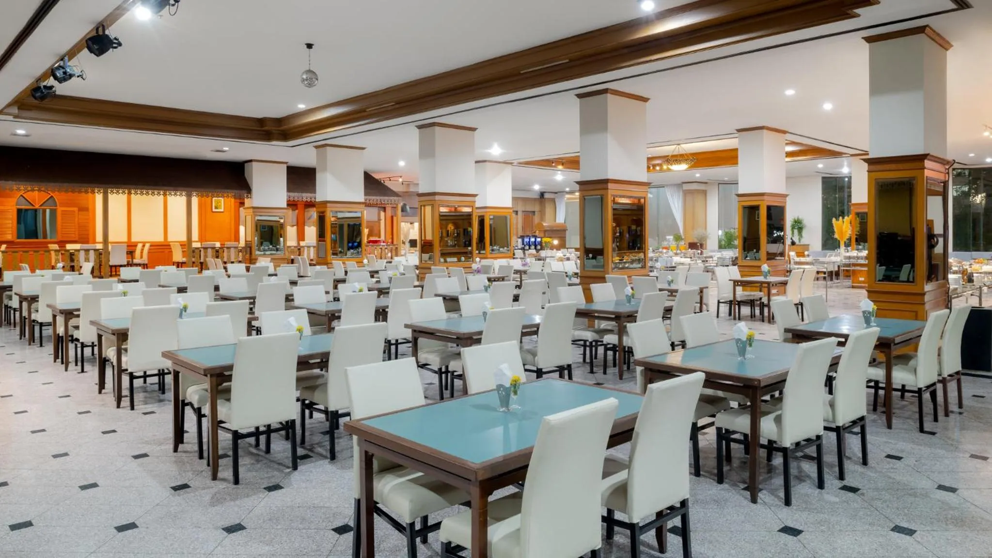 Restaurant/places to eat in Star Convention Hotel