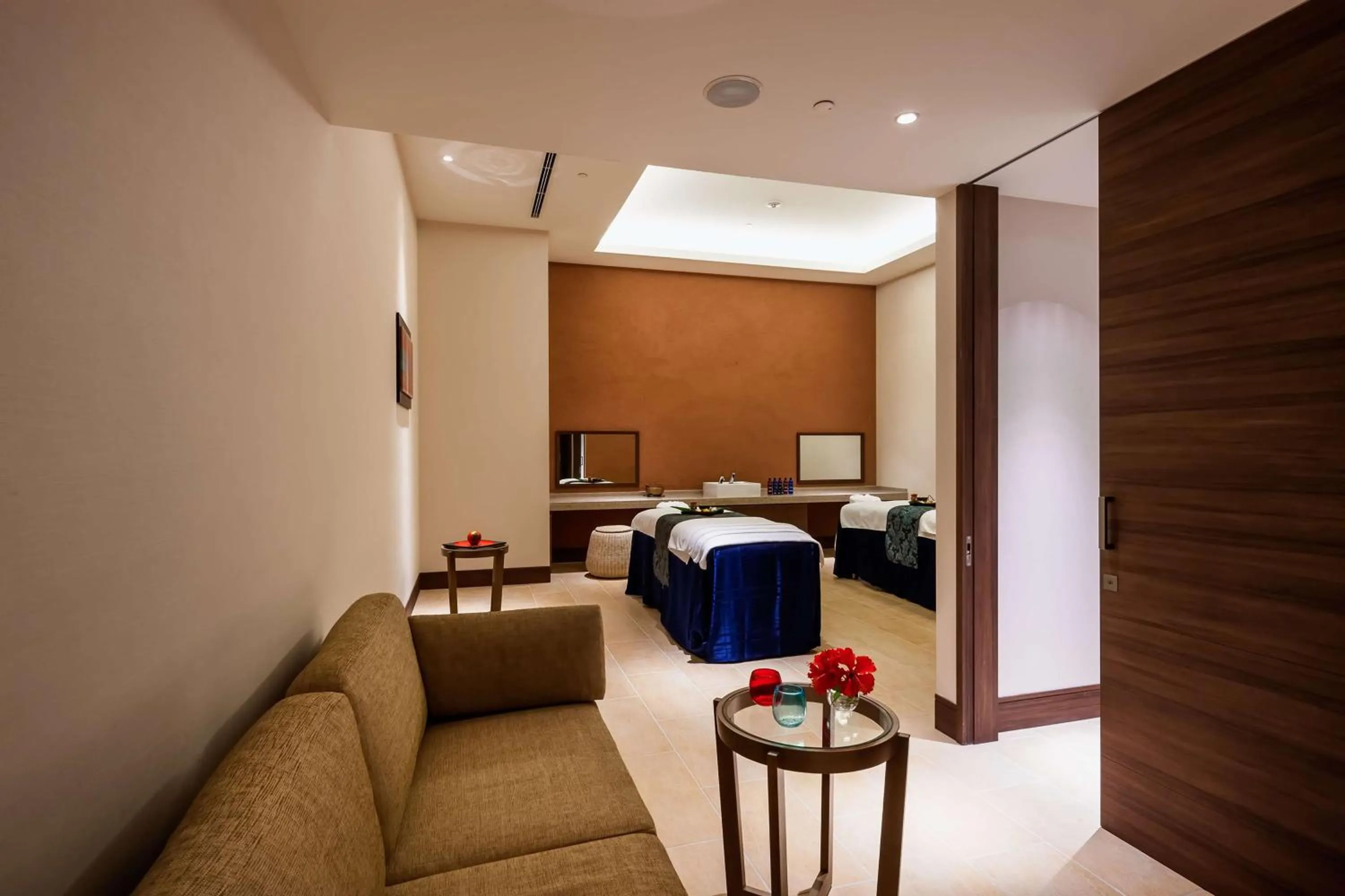 Spa and wellness centre/facilities, Bed in Hilton Okinawa Chatan Resort