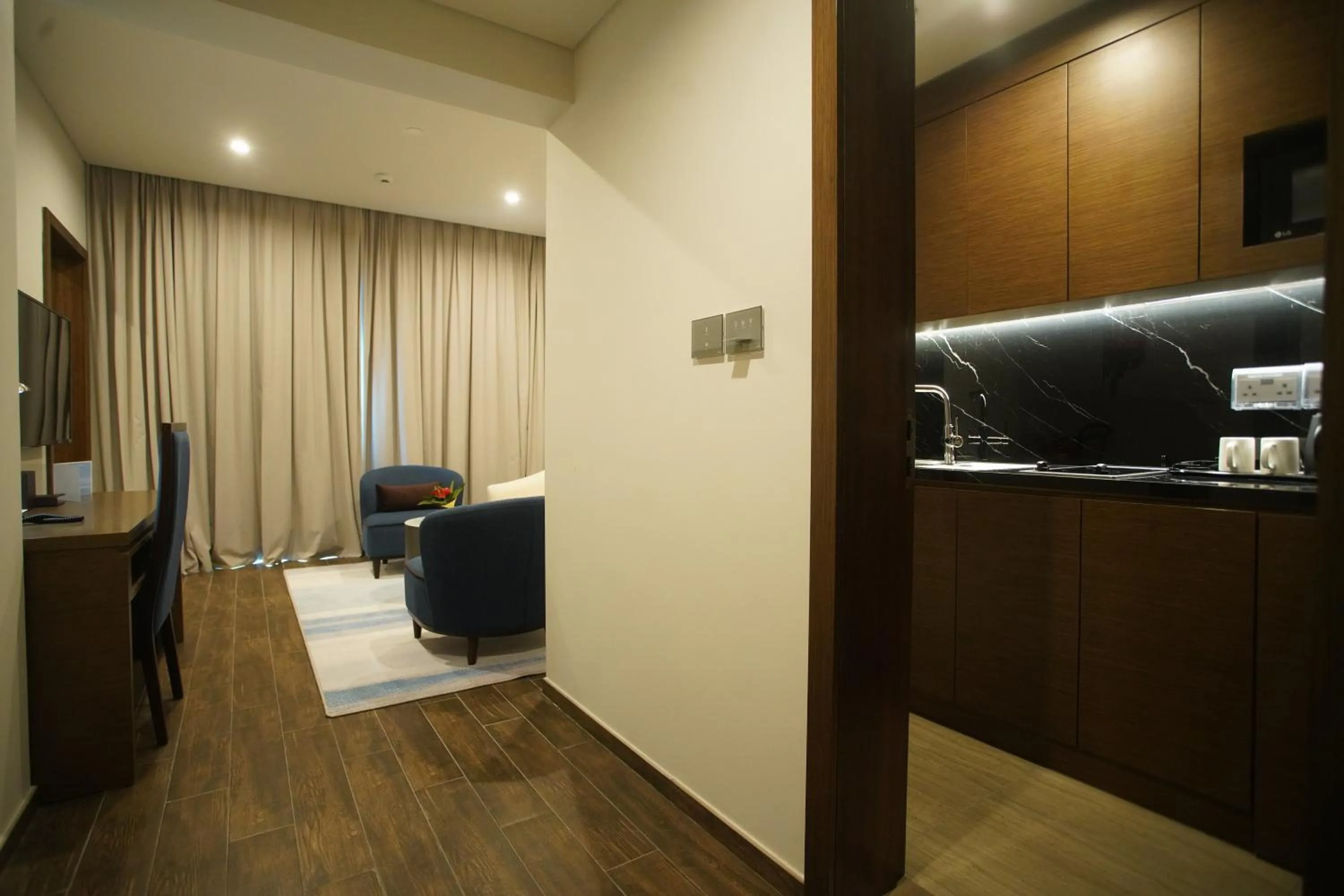 Kitchen or kitchenette, Bed in C - Hotel and Suites Doha