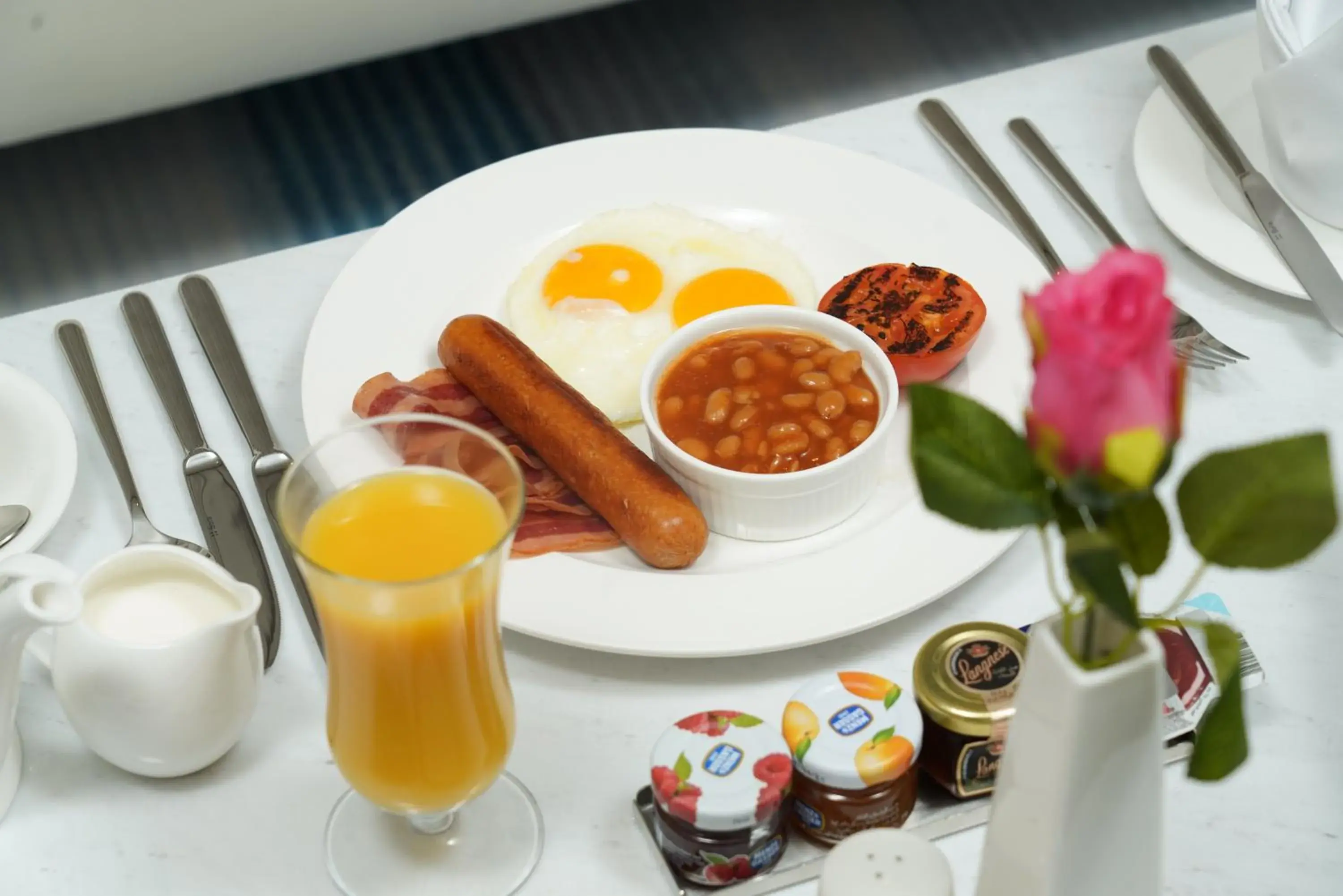 Food and drinks in C - Hotel and Suites Doha Food and drinks in C - Hotel and Suites Doha