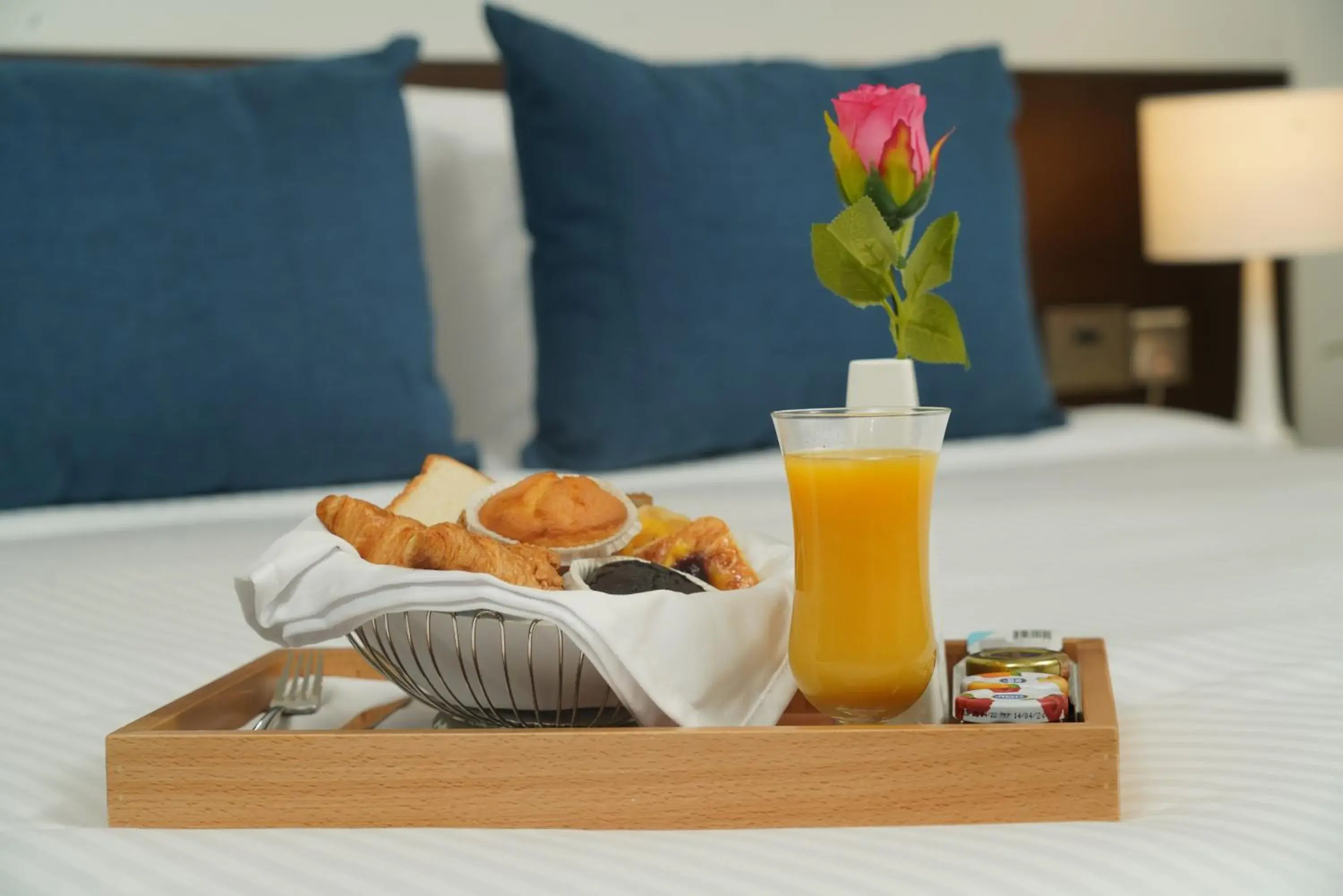 Breakfast, Bed in C - Hotel and Suites Doha Breakfast, Bed in C - Hotel and Suites Doha