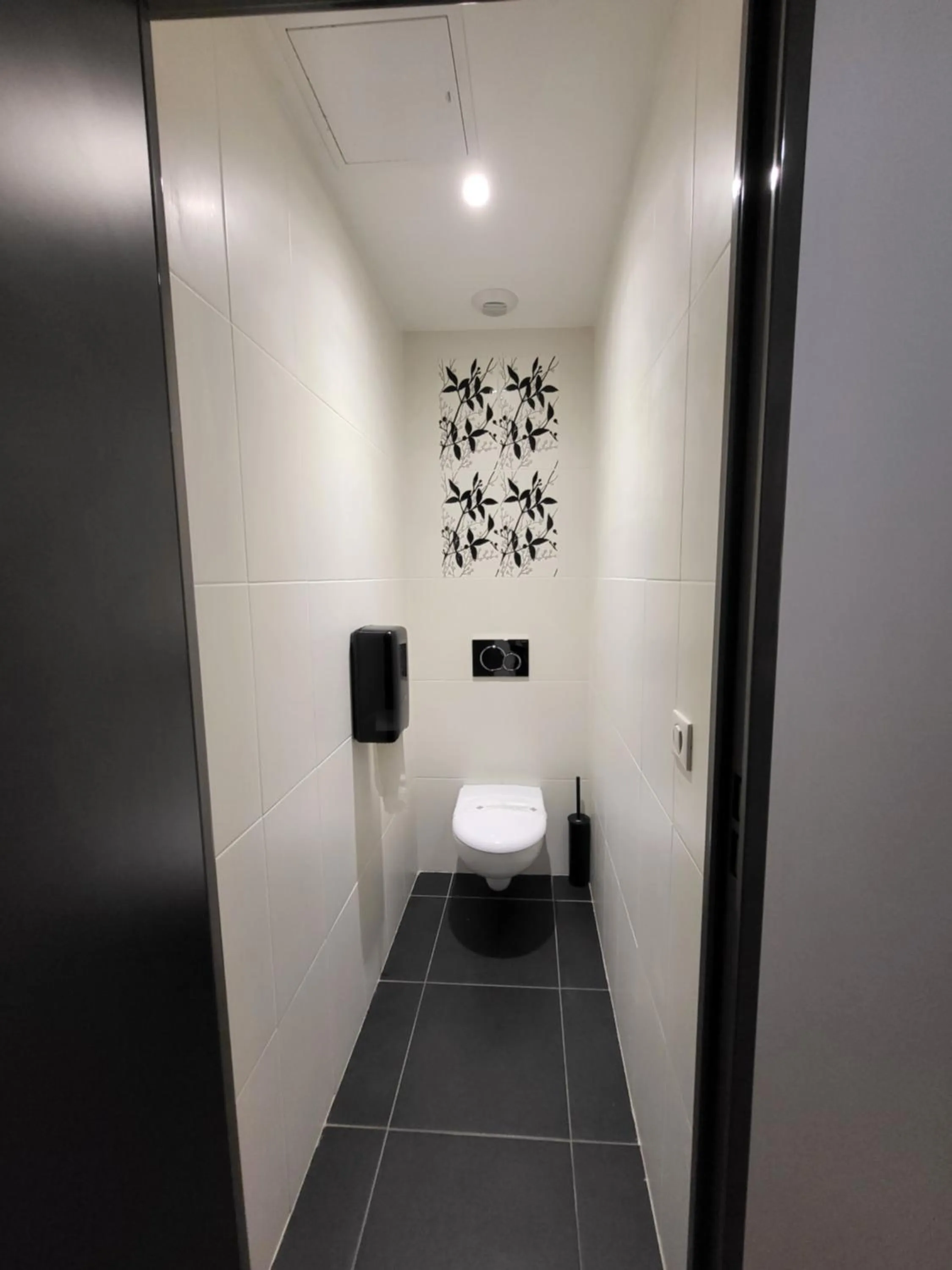 Toilet in Kyriad Saint Quentin en Yvelines - Montigny