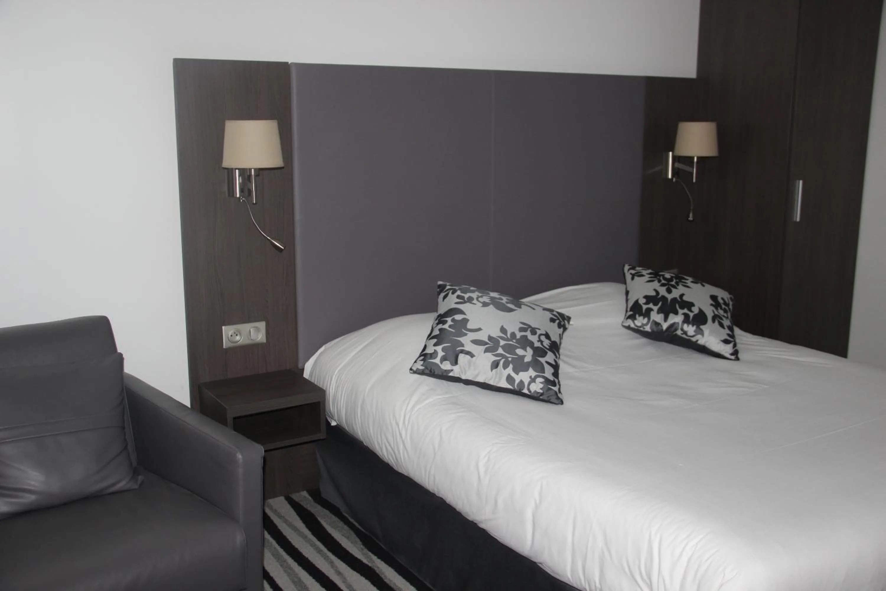 Bed in Kyriad Saint Quentin en Yvelines - Montigny