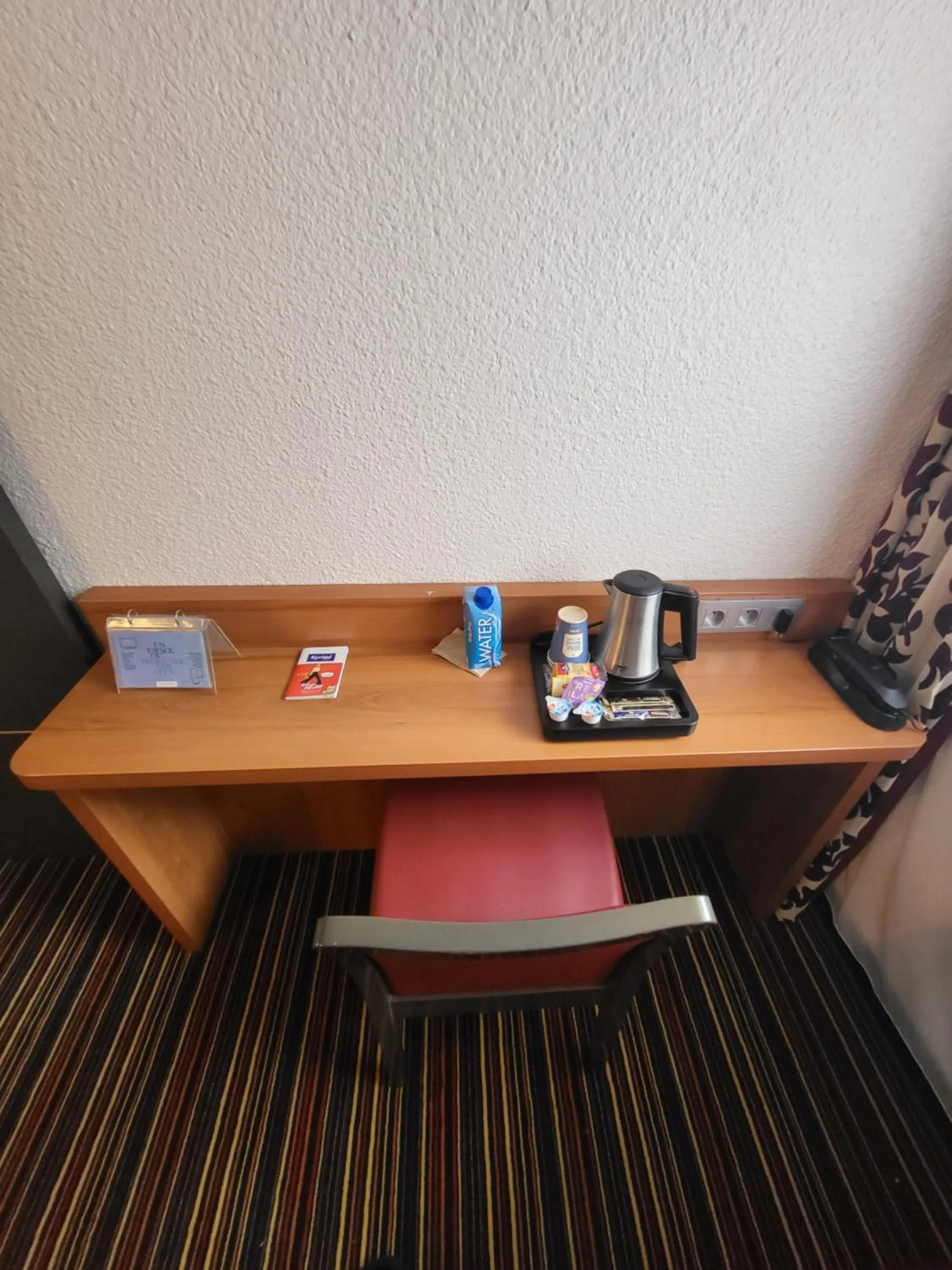 Coffee/tea facilities in Kyriad Saint Quentin en Yvelines - Montigny