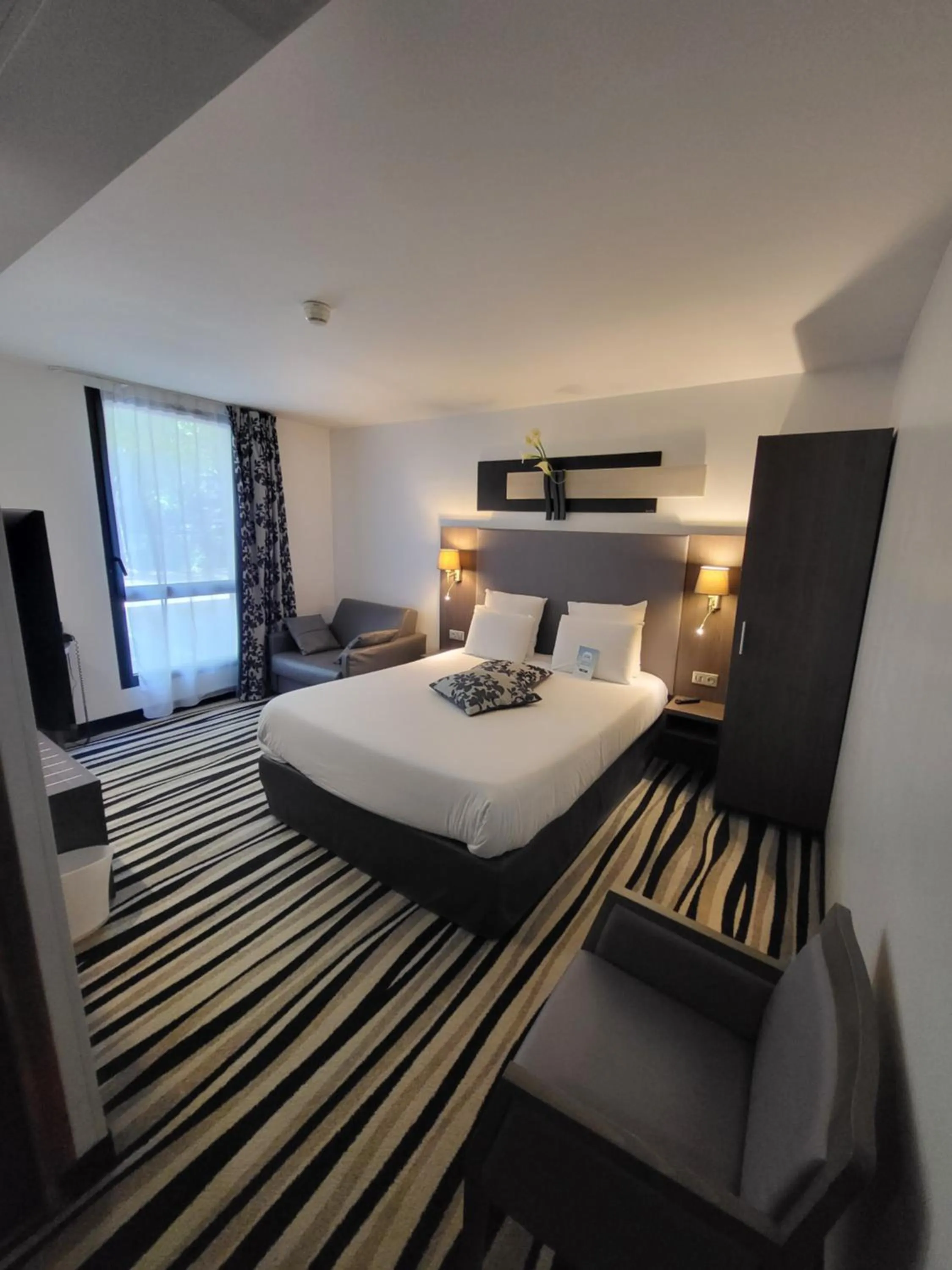 Bedroom, Bed in Kyriad Saint Quentin en Yvelines - Montigny