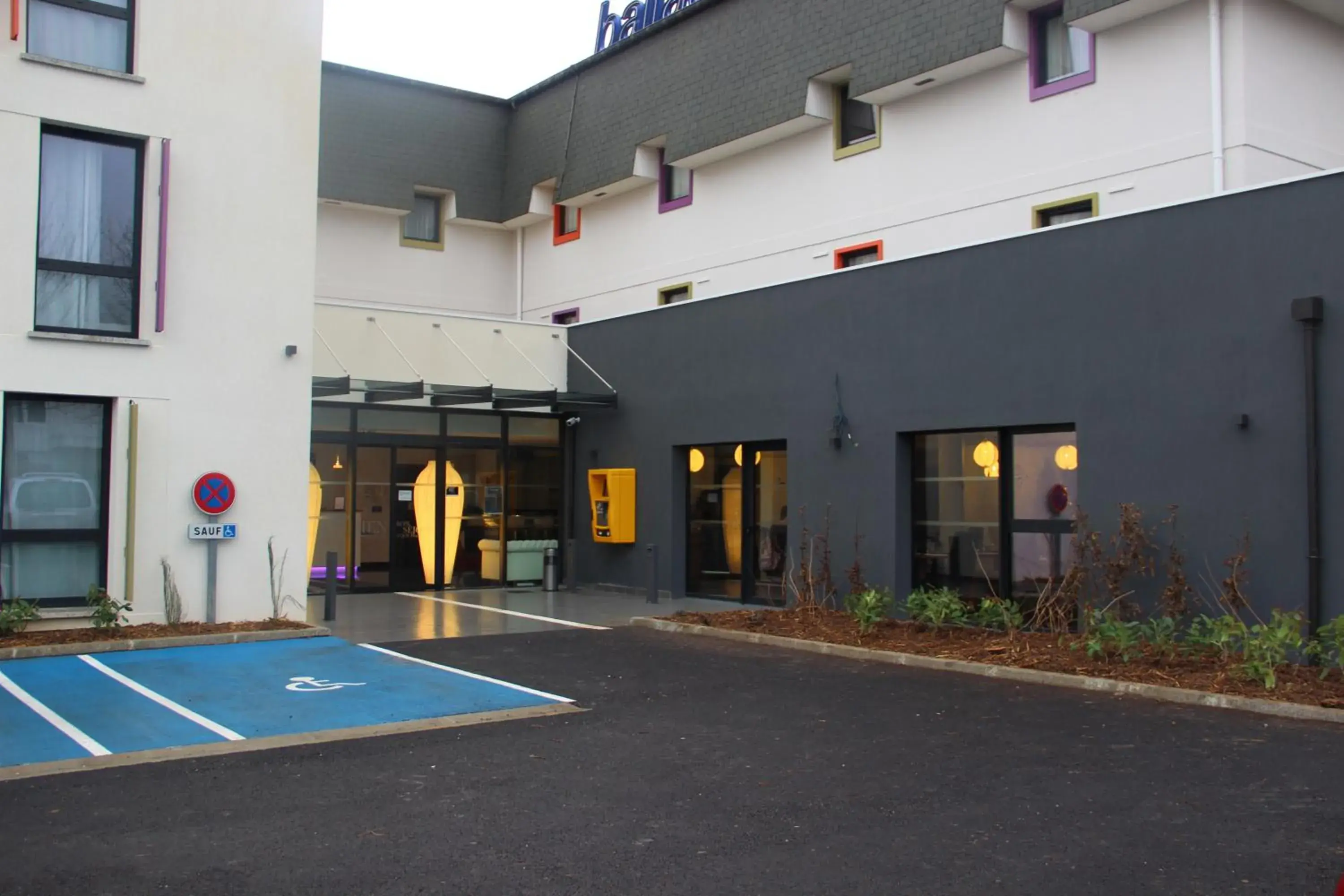 Facade/entrance in Kyriad Saint Quentin en Yvelines - Montigny Facade/entrance in Kyriad Saint Quentin en Yvelines - Montigny