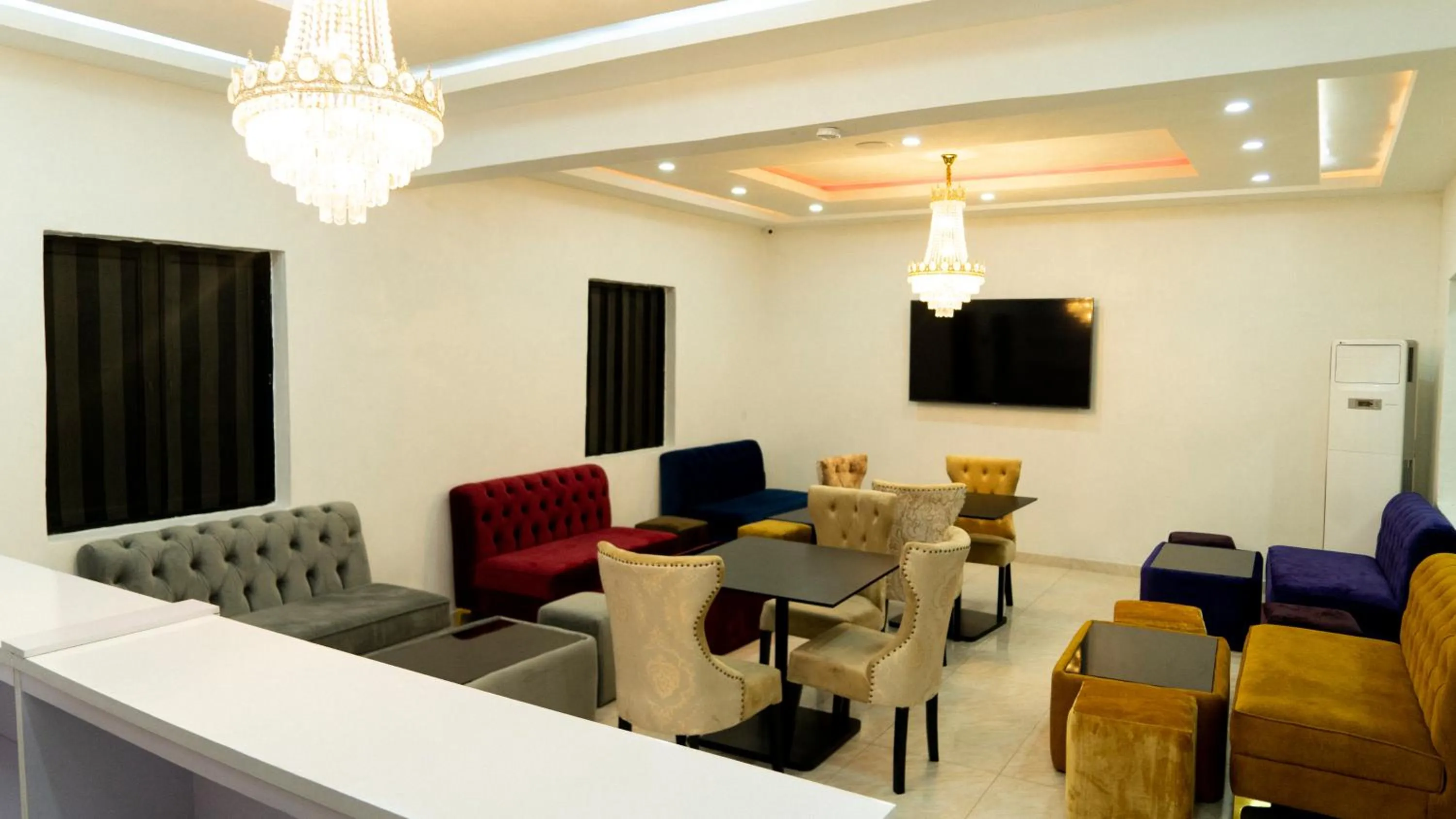 Restaurant/places to eat in 247 Luxury Hotel & Apartment Ajah