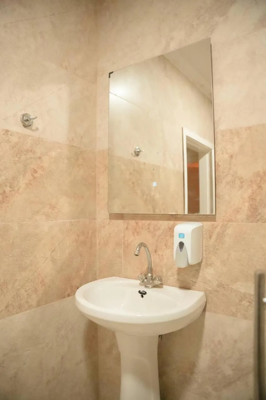 Toilet in Raqeem Hotel