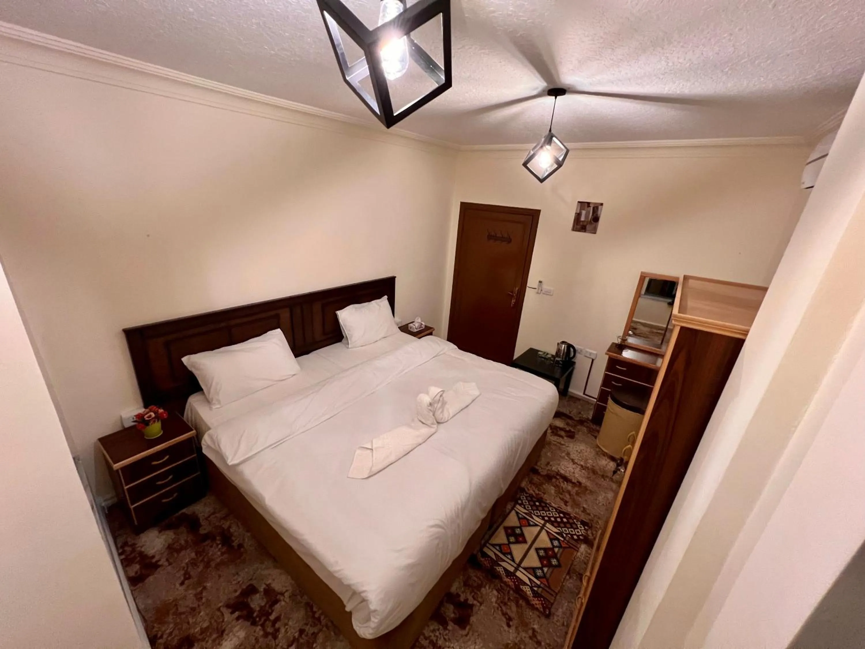 Bedroom, Bed in Raqeem Hotel