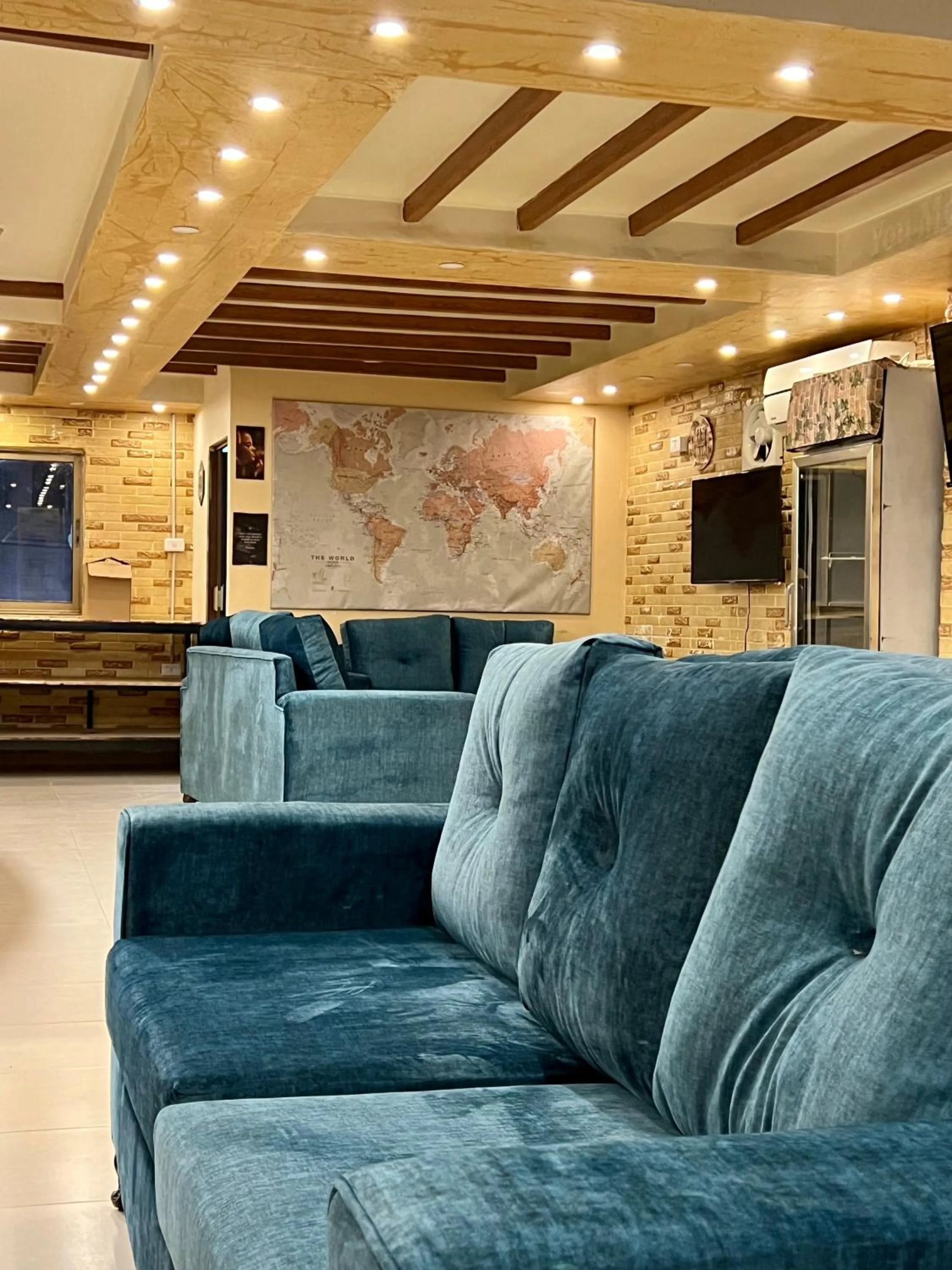 Communal lounge/ TV room in Raqeem Hotel