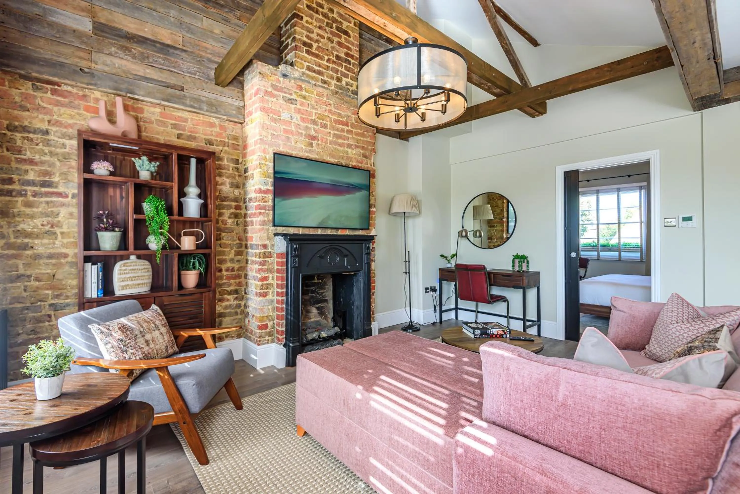 TV and multimedia in Oak & Poppy