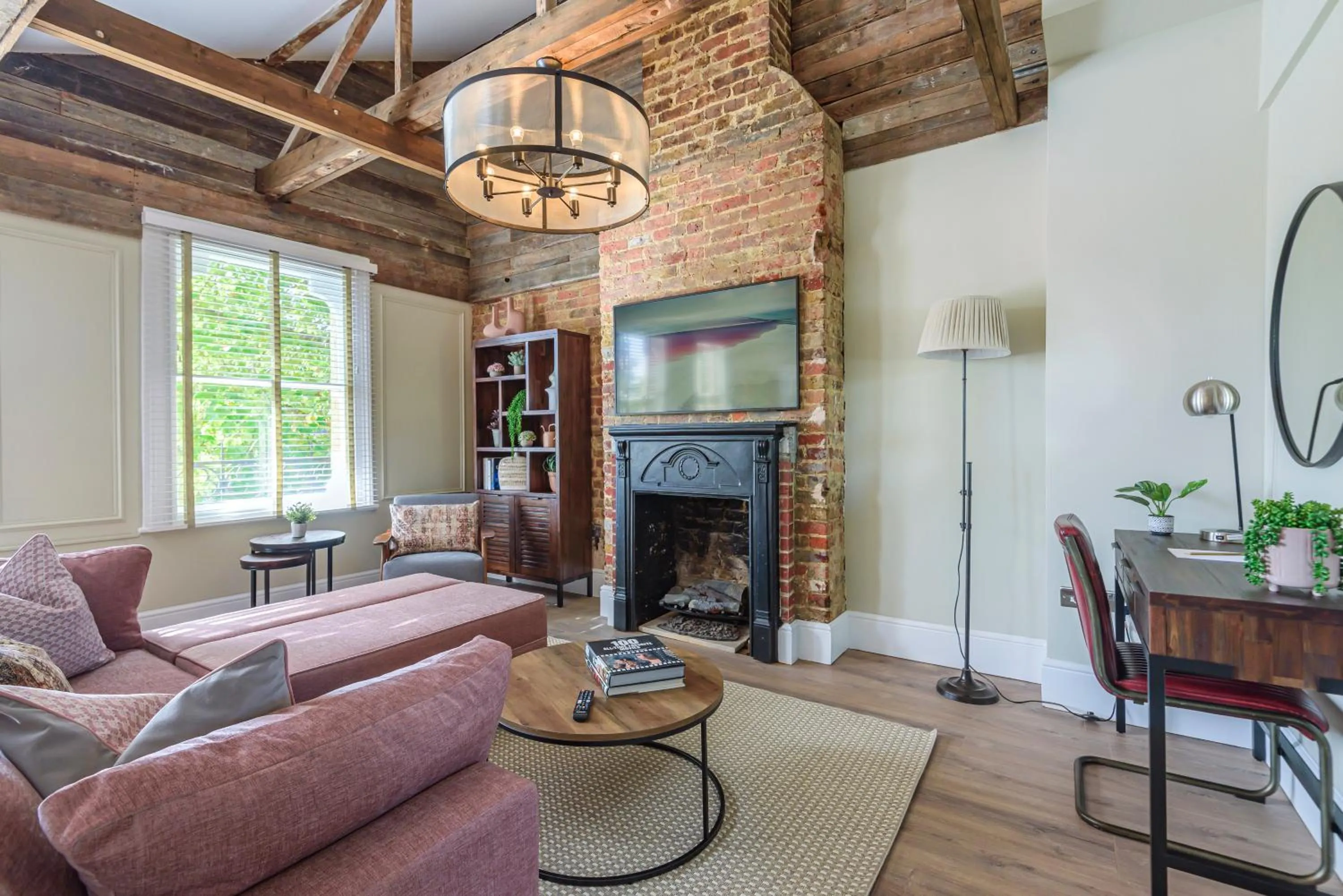 TV and multimedia in Oak & Poppy