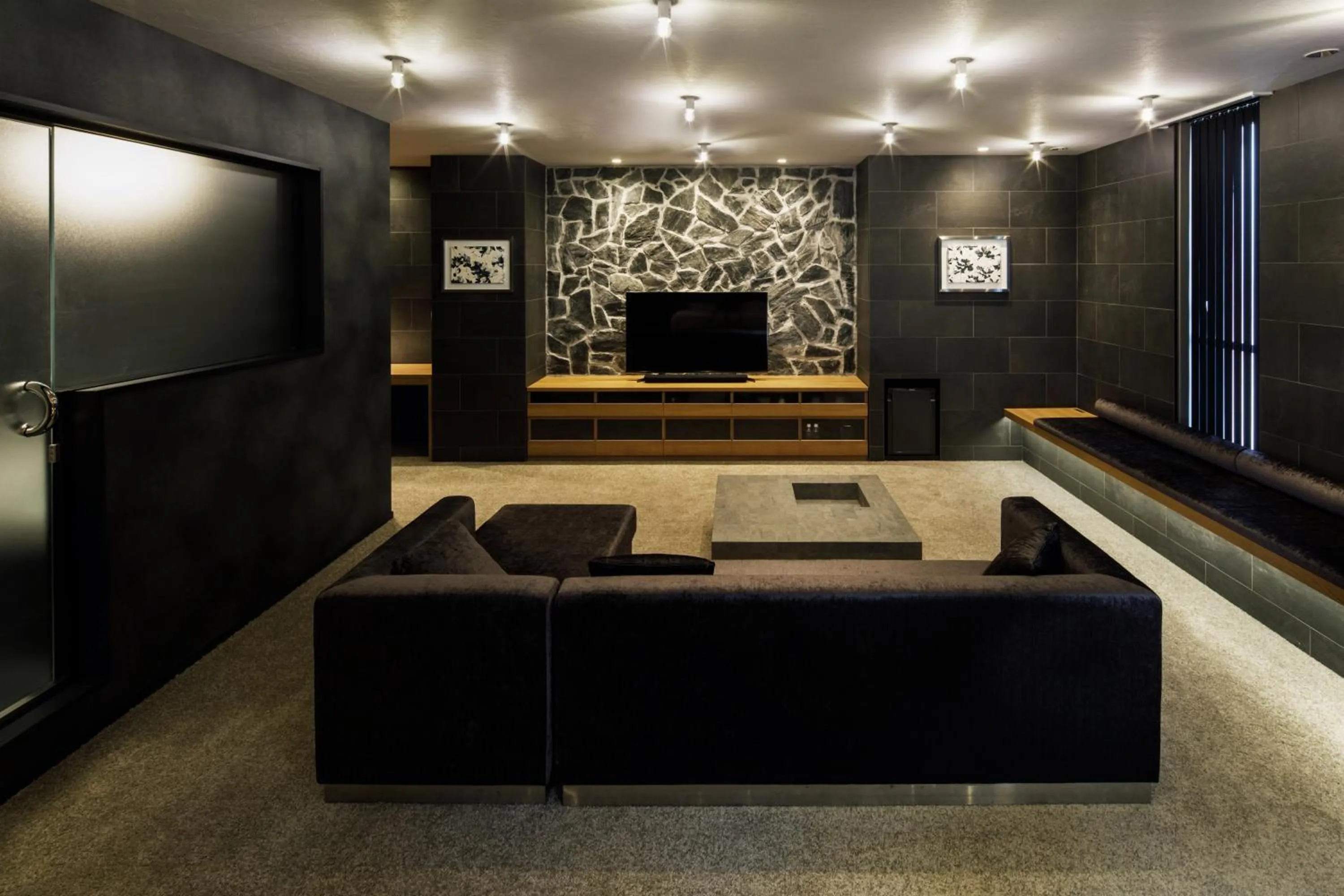 Photo of the whole room in The Screen