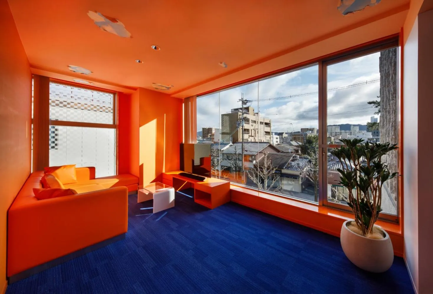 Photo of the whole room in The Screen