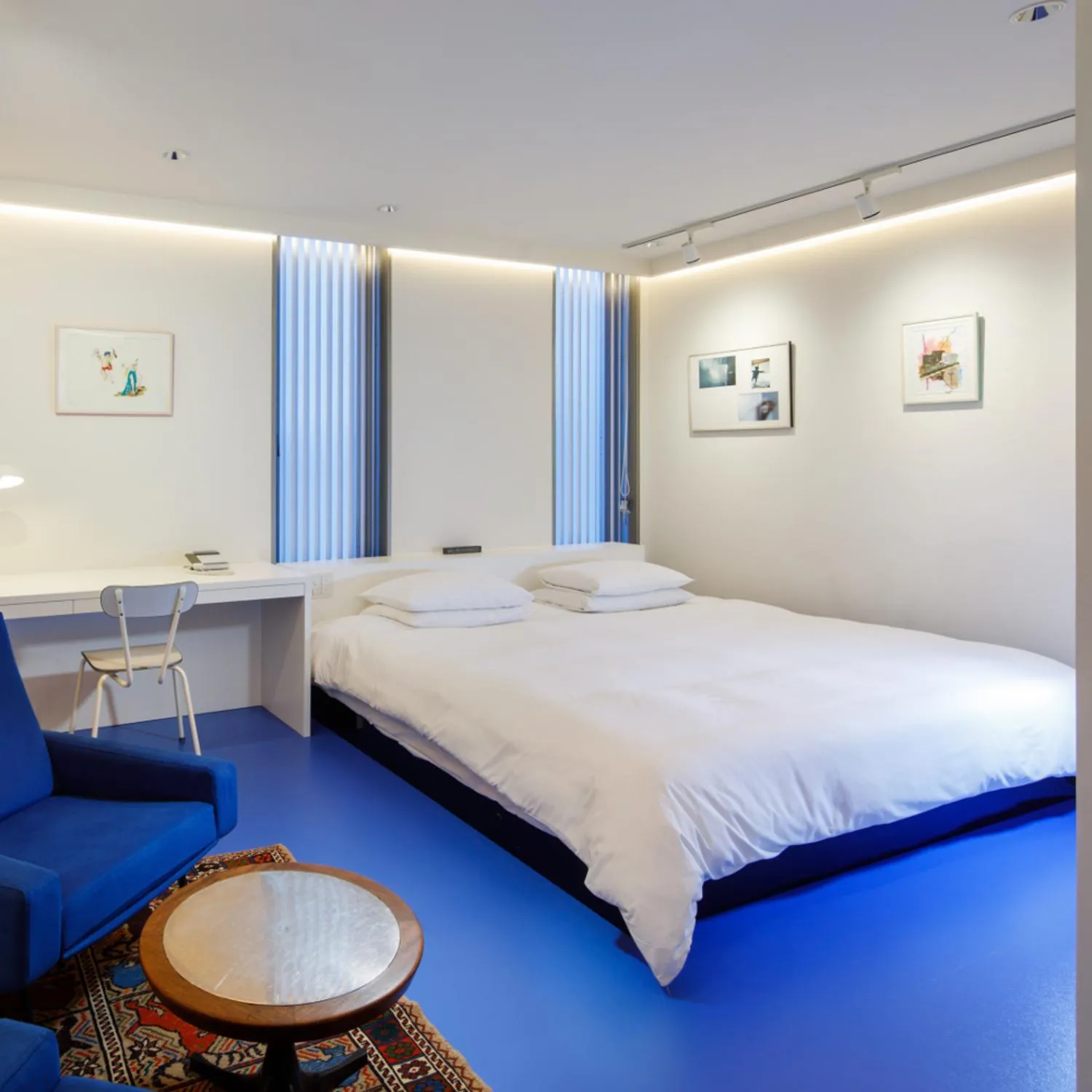 Photo of the whole room, Bed in The Screen