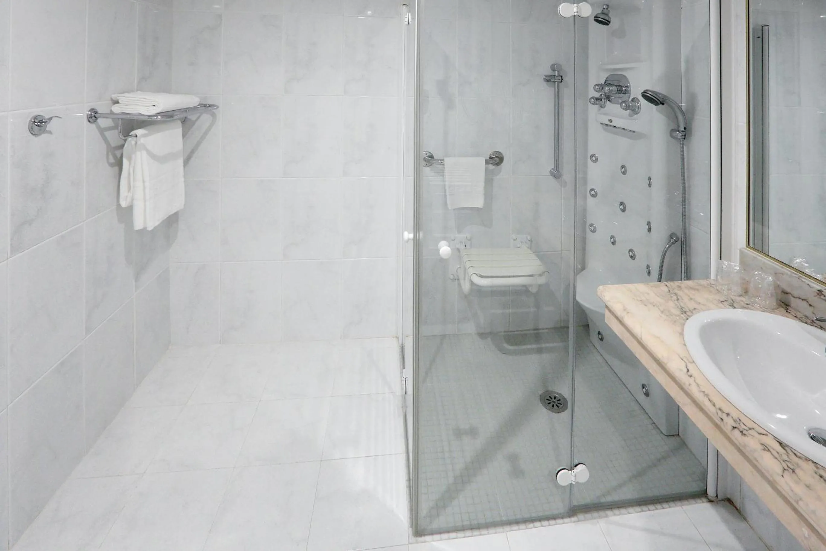 Bathroom in Sercotel Alfonso XIII