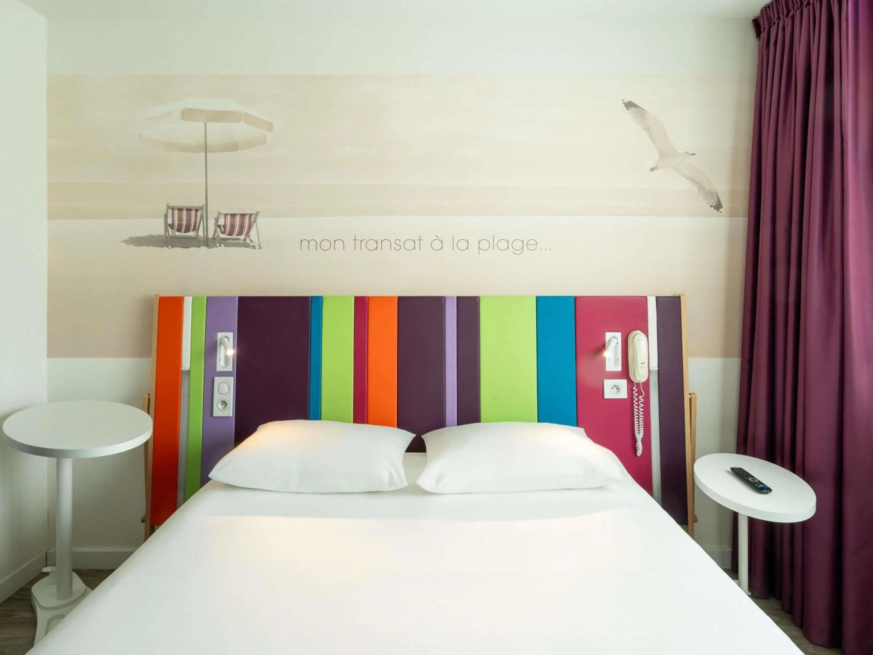 Bedroom, Bed in ibis Styles Les Sables Olonne