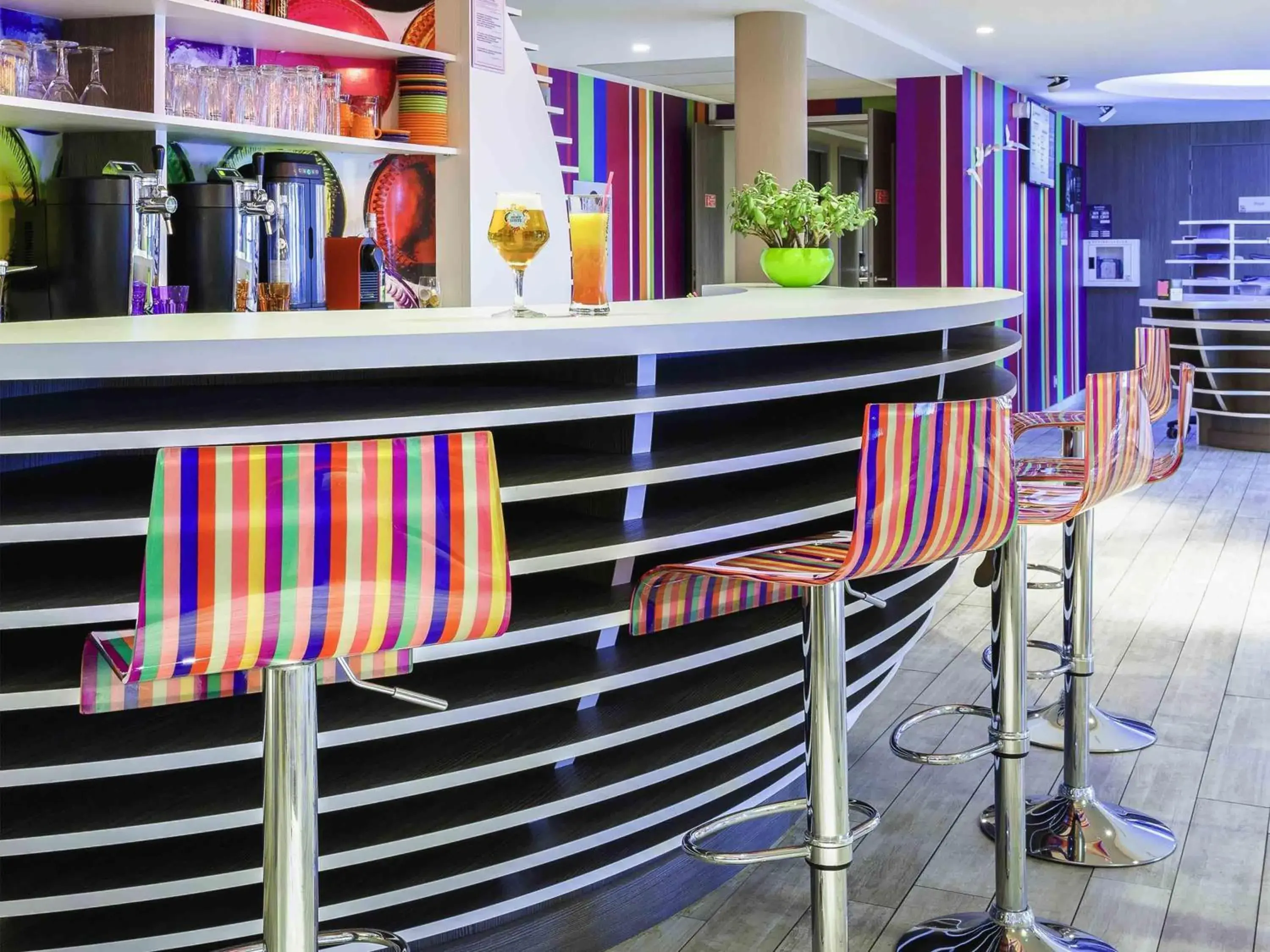 Lounge or bar in ibis Styles Les Sables Olonne Lounge or bar in ibis Styles Les Sables Olonne