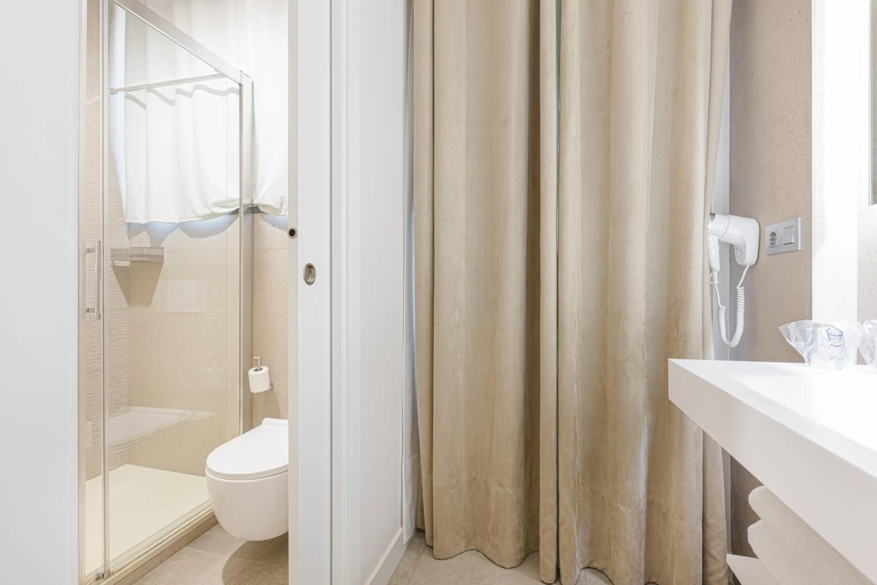 Bathroom in AACR Hotel Monteolivos